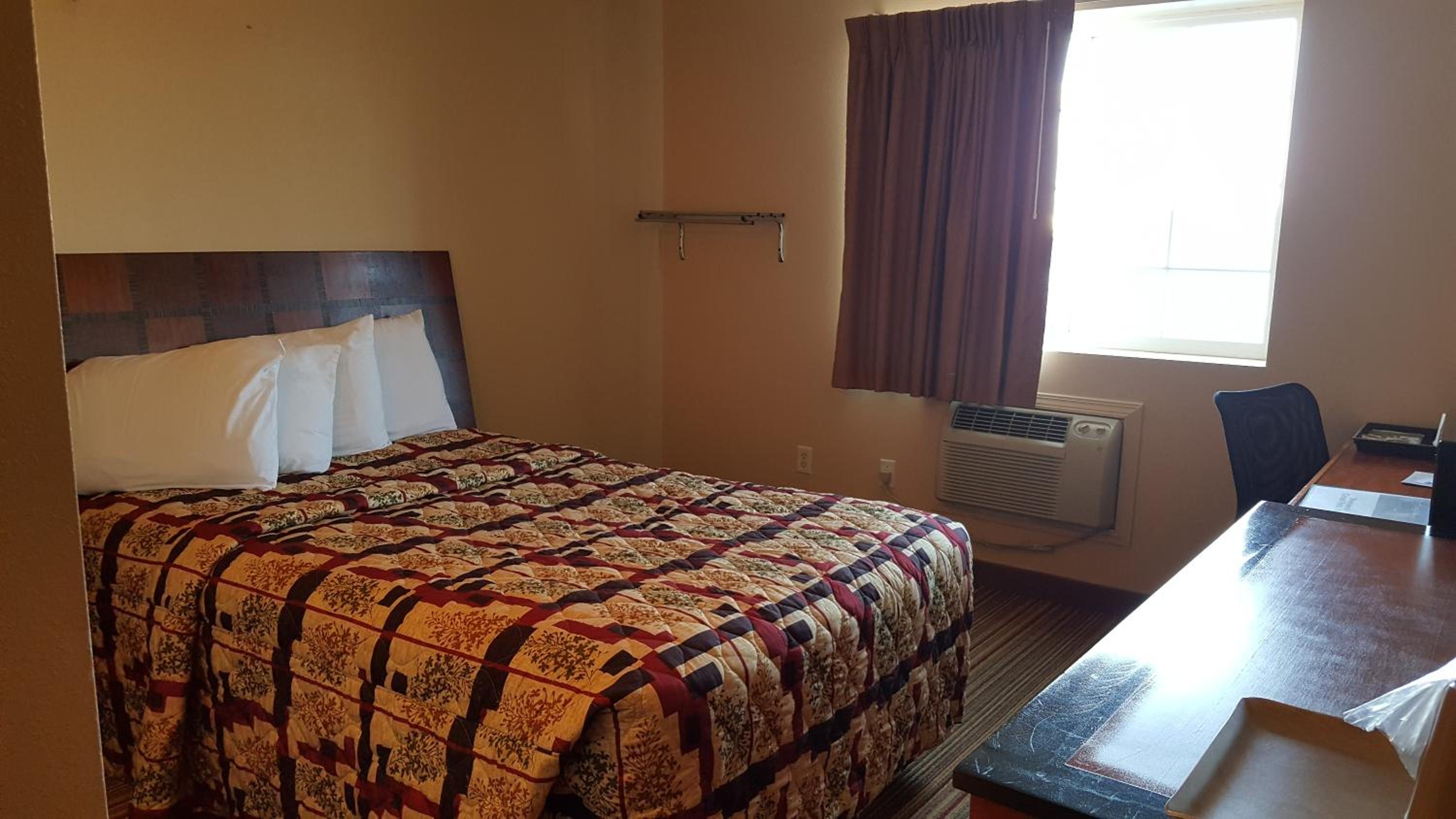 Queen Room - Disability Access - Photo 4