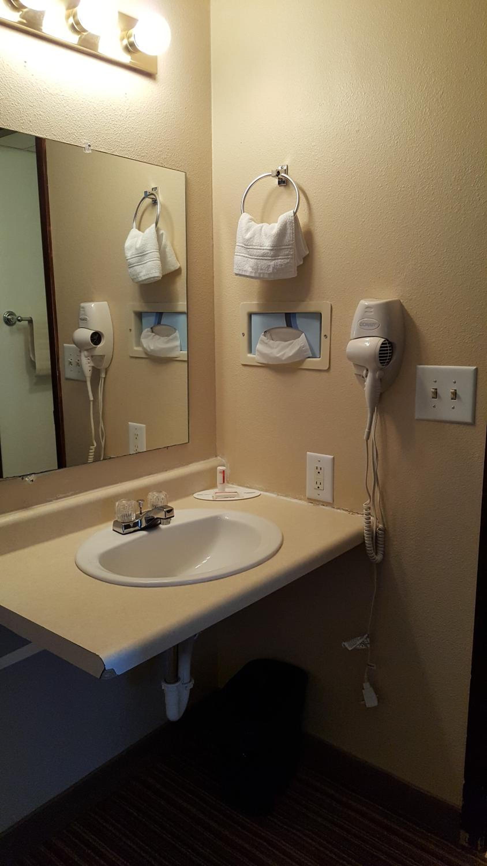 King Room- Non-Smoking - Photo 4