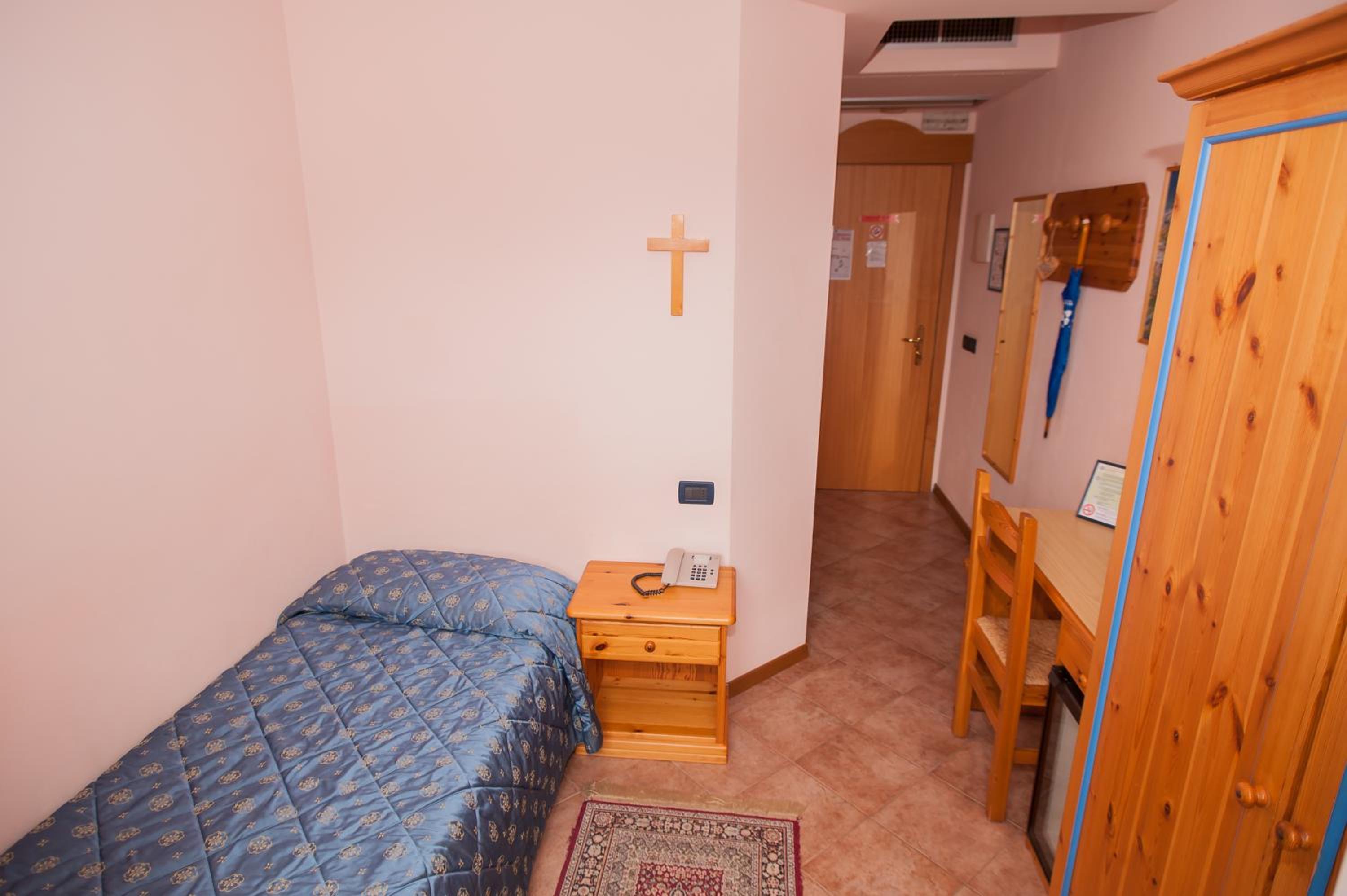 Single Room photo 2