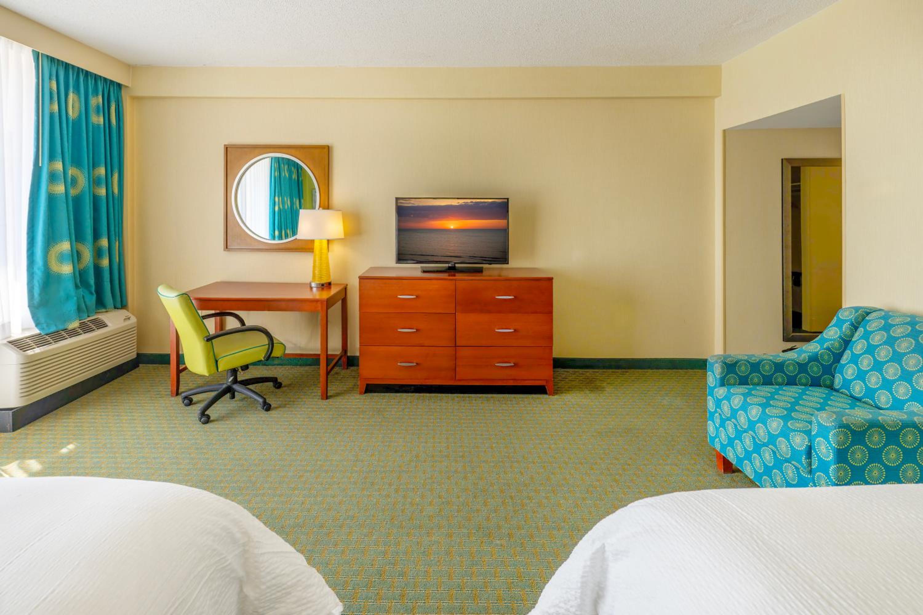 Standard Queen Room with Two Queen Beds and Ocean View - Photo 2