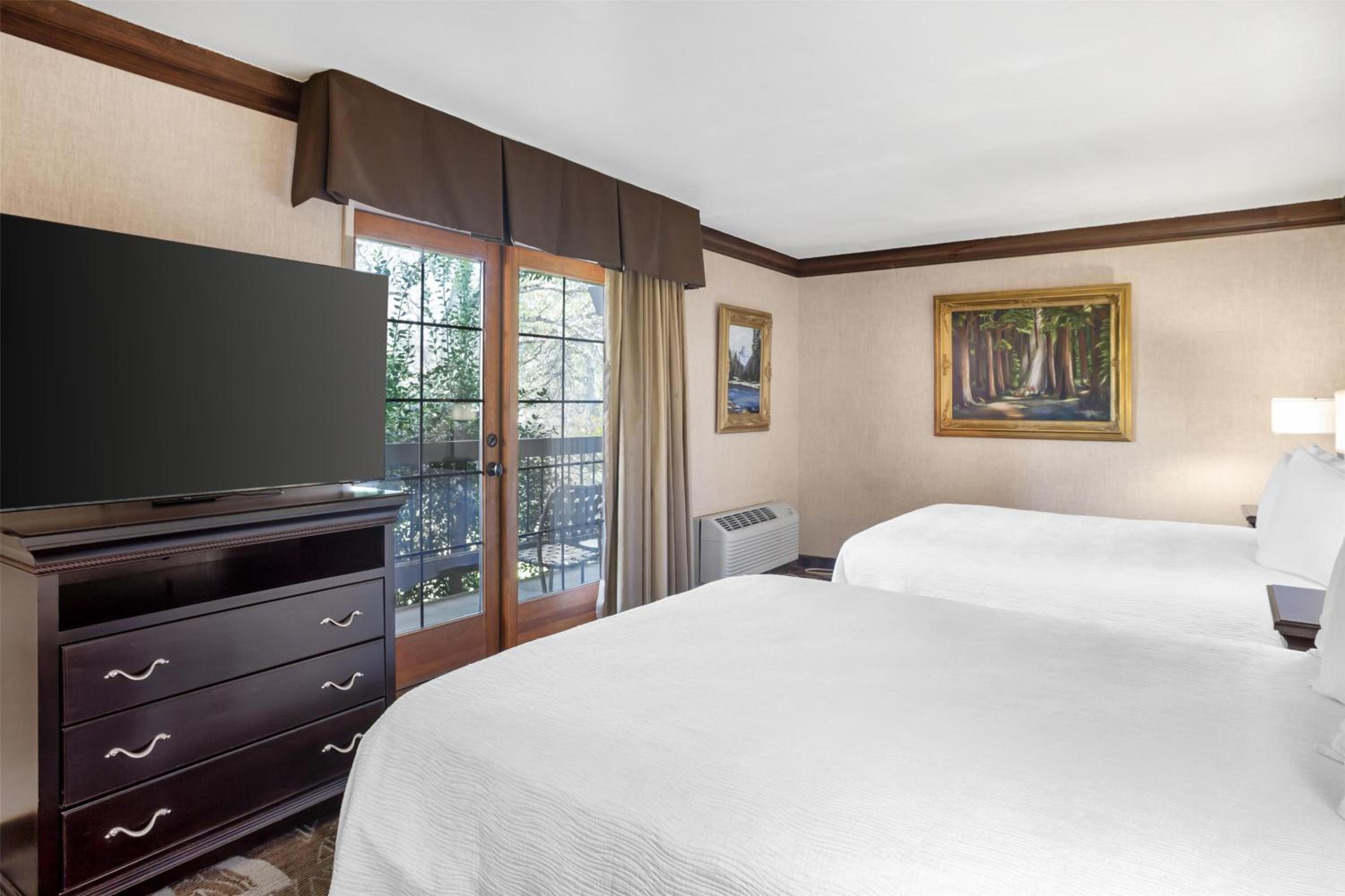 Family Suite with Four Queen Beds - Non-Smoking - Photo 1