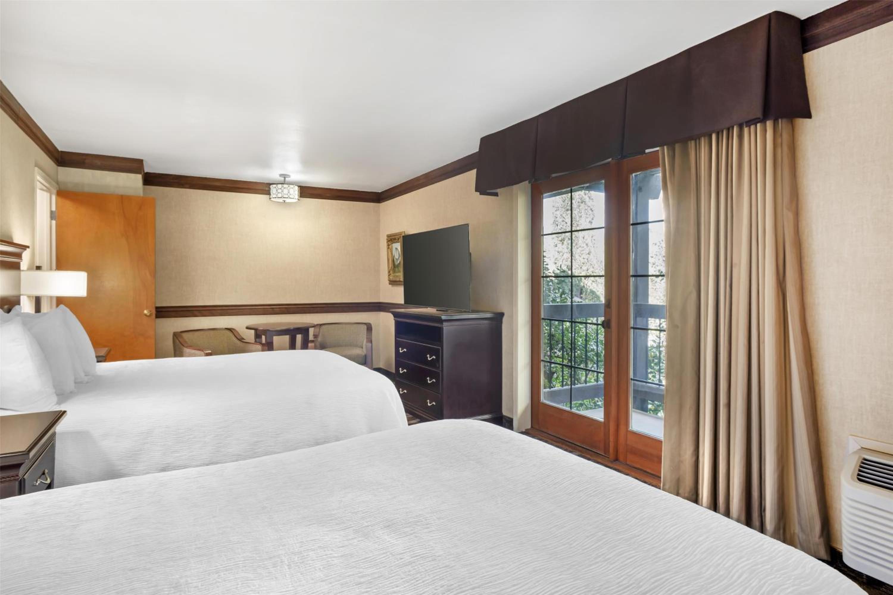 Family Suite with Four Queen Beds - Non-Smoking - Photo 2