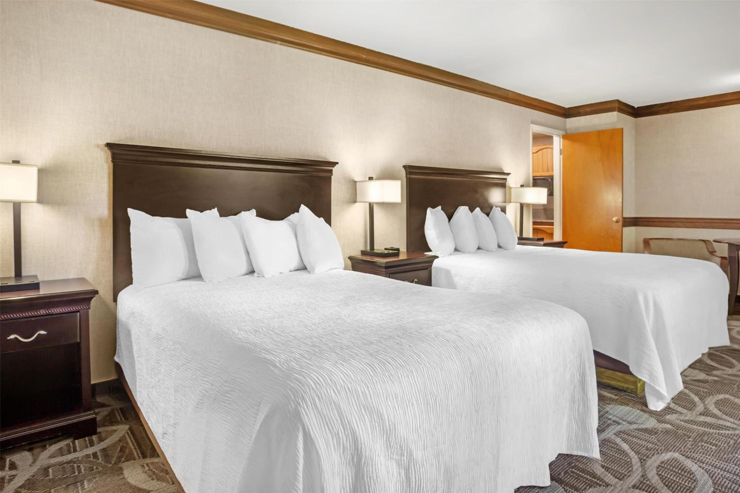 Family Suite with Four Queen Beds - Non-Smoking - Photo 3