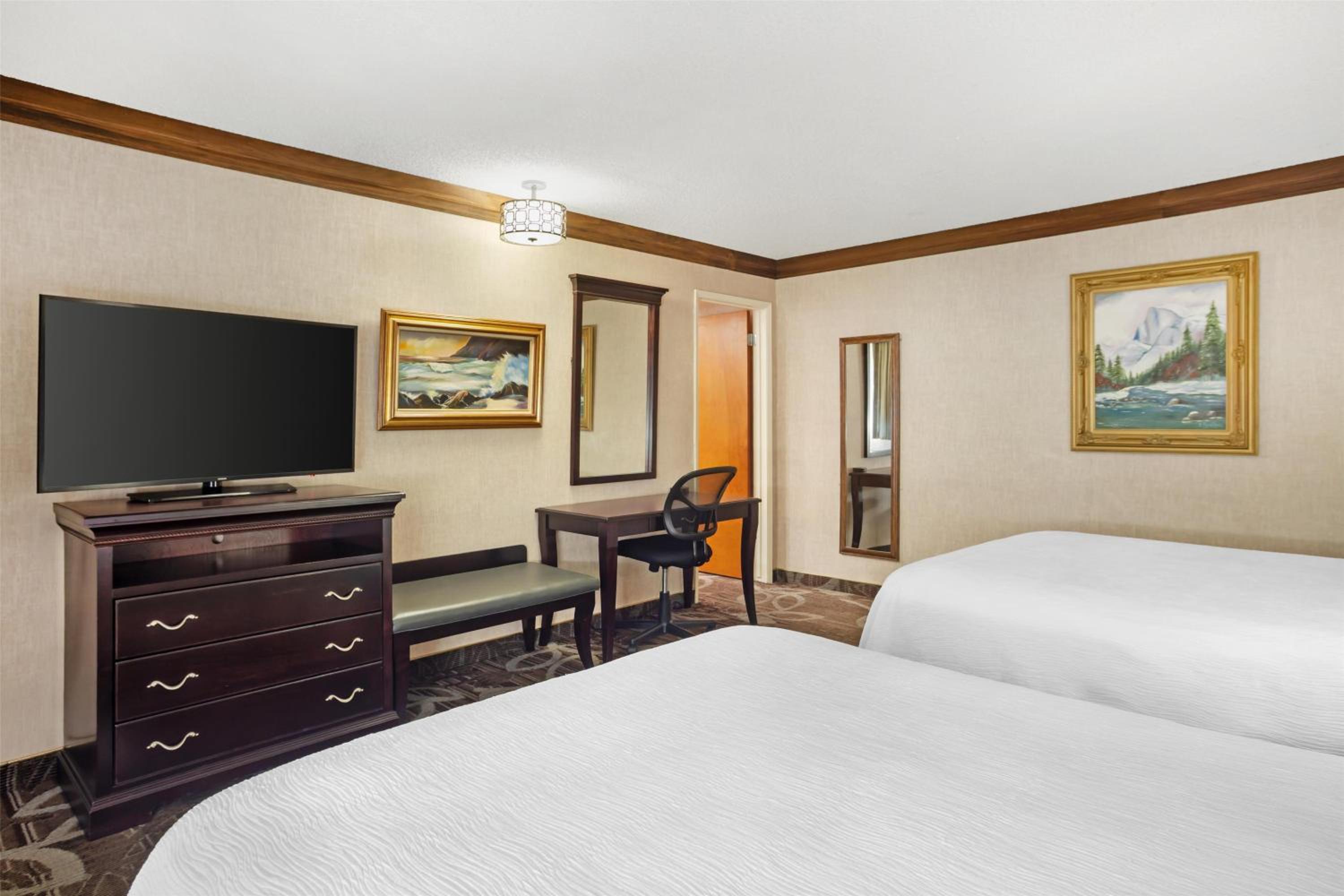 Family Suite with Four Queen Beds - Non-Smoking - Photo 5