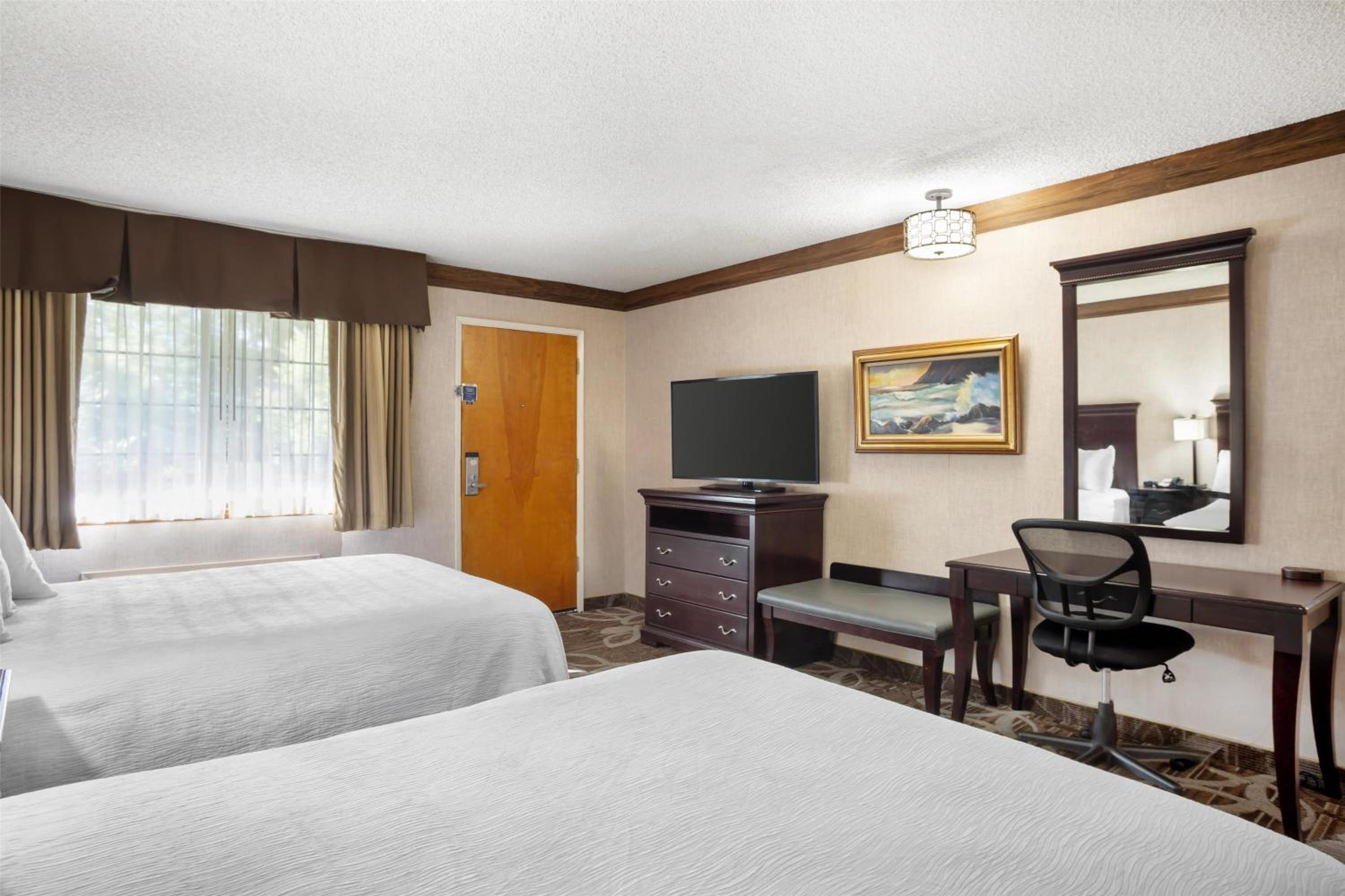 Family Suite with Four Queen Beds - Non-Smoking - Photo 6