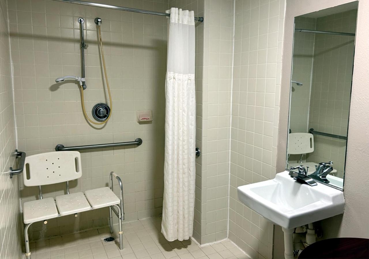King Room with Roll-In Shower - Disability Access/Non Smoking - Photo 3