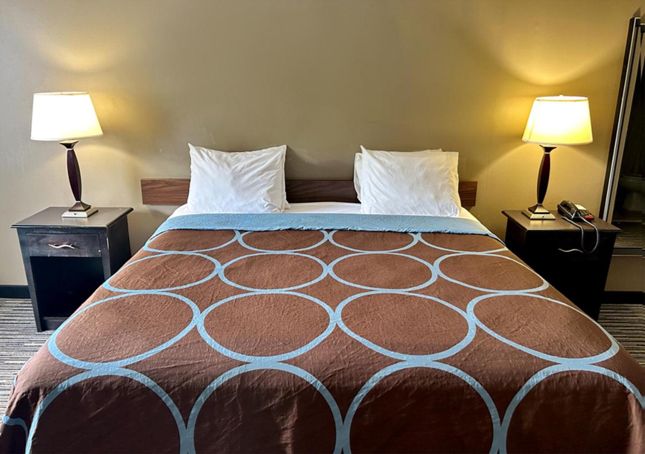 King Room with Roll-In Shower - Disability Access/Non Smoking - Photo 2