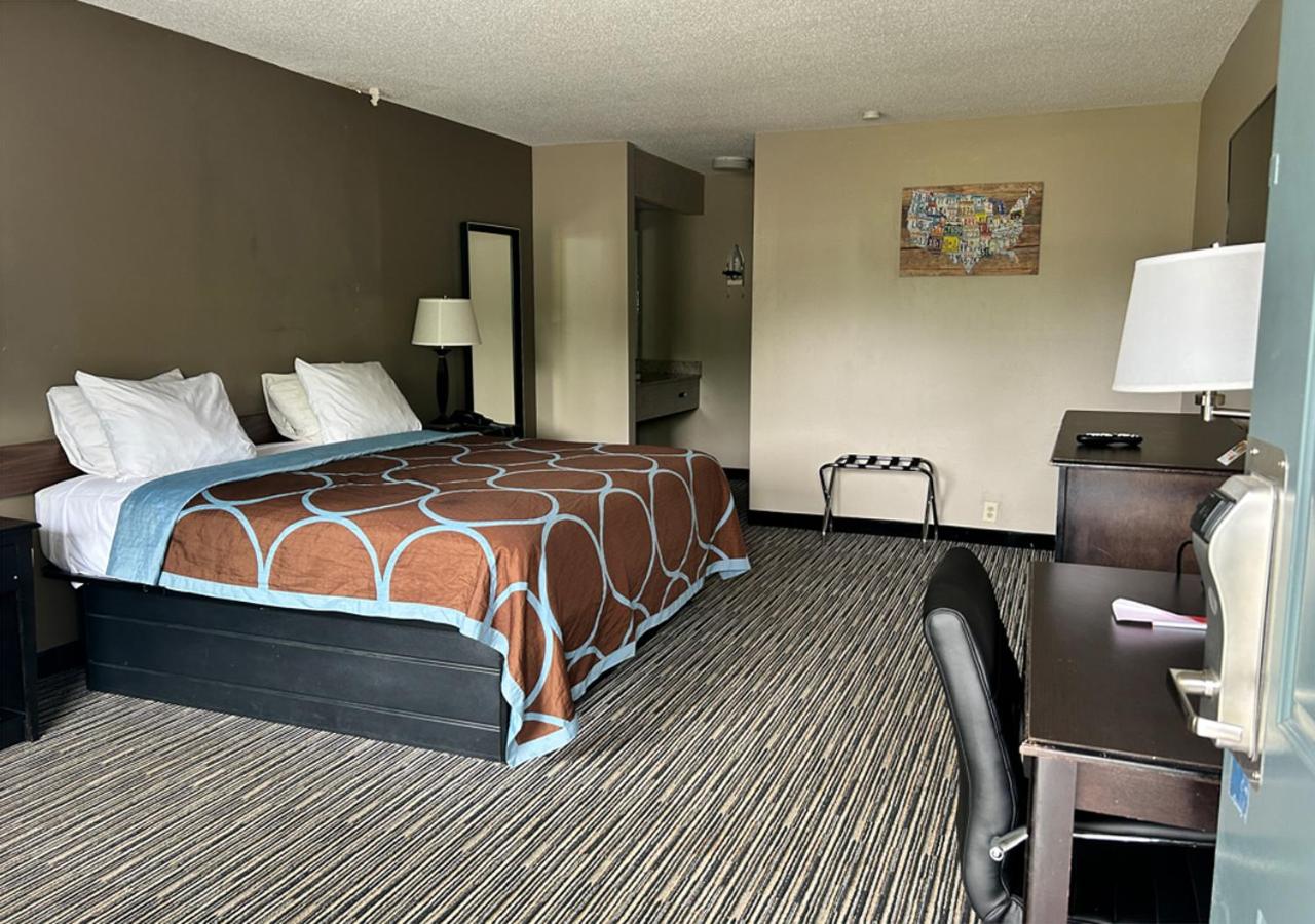 King Room with Roll-In Shower - Disability Access/Non Smoking - Photo 4