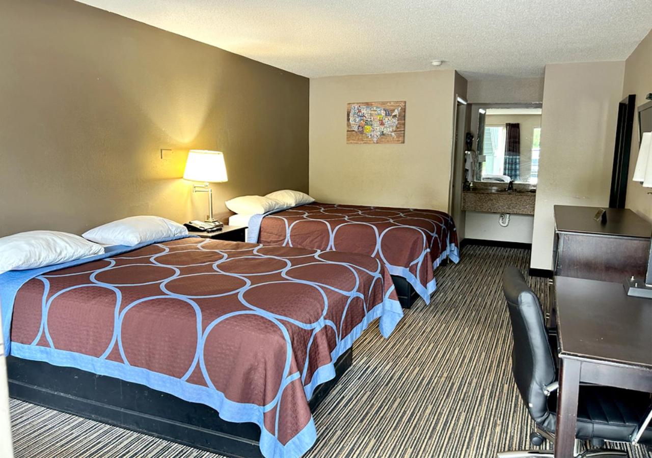 Quadruple Room with Two Queen Beds - Smoking - Photo 3