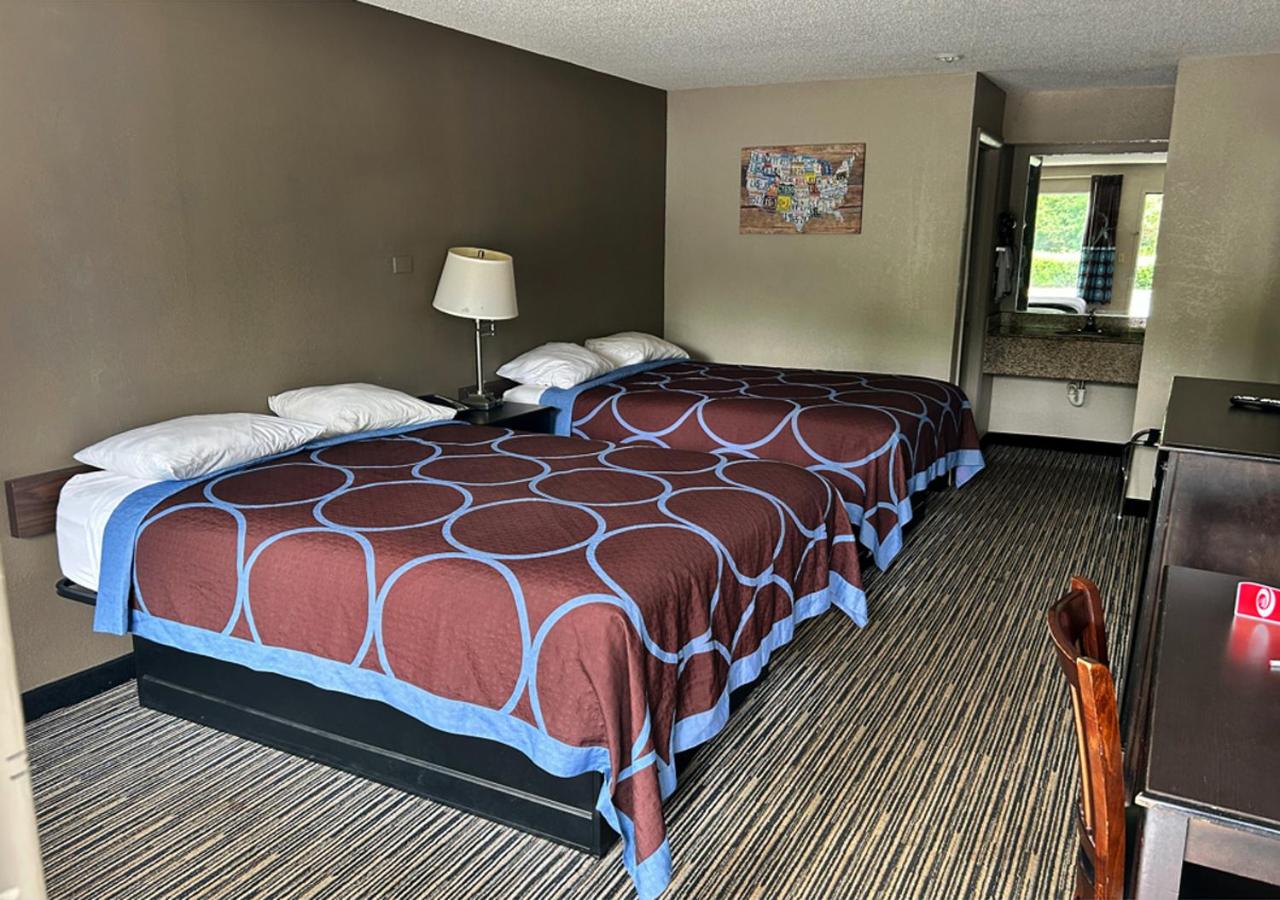 Quadruple Room with Two Queen Beds - Smoking - Photo 4