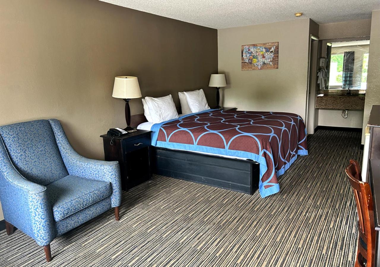 King Room with Roll-In Shower - Disability Access/Non Smoking - Photo 5