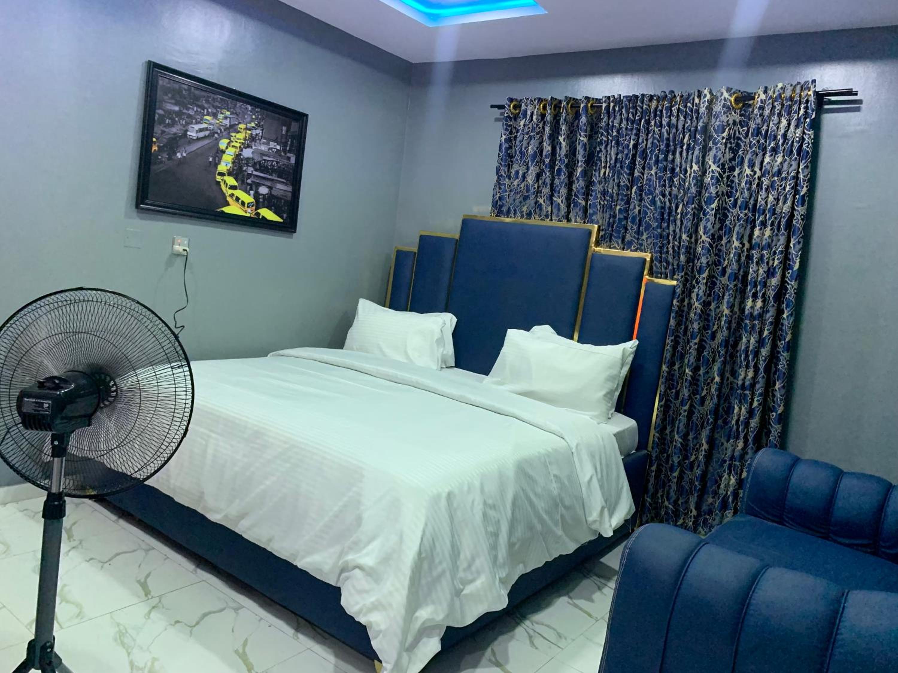Deluxe Double Room (2 Adults + 1 Child)