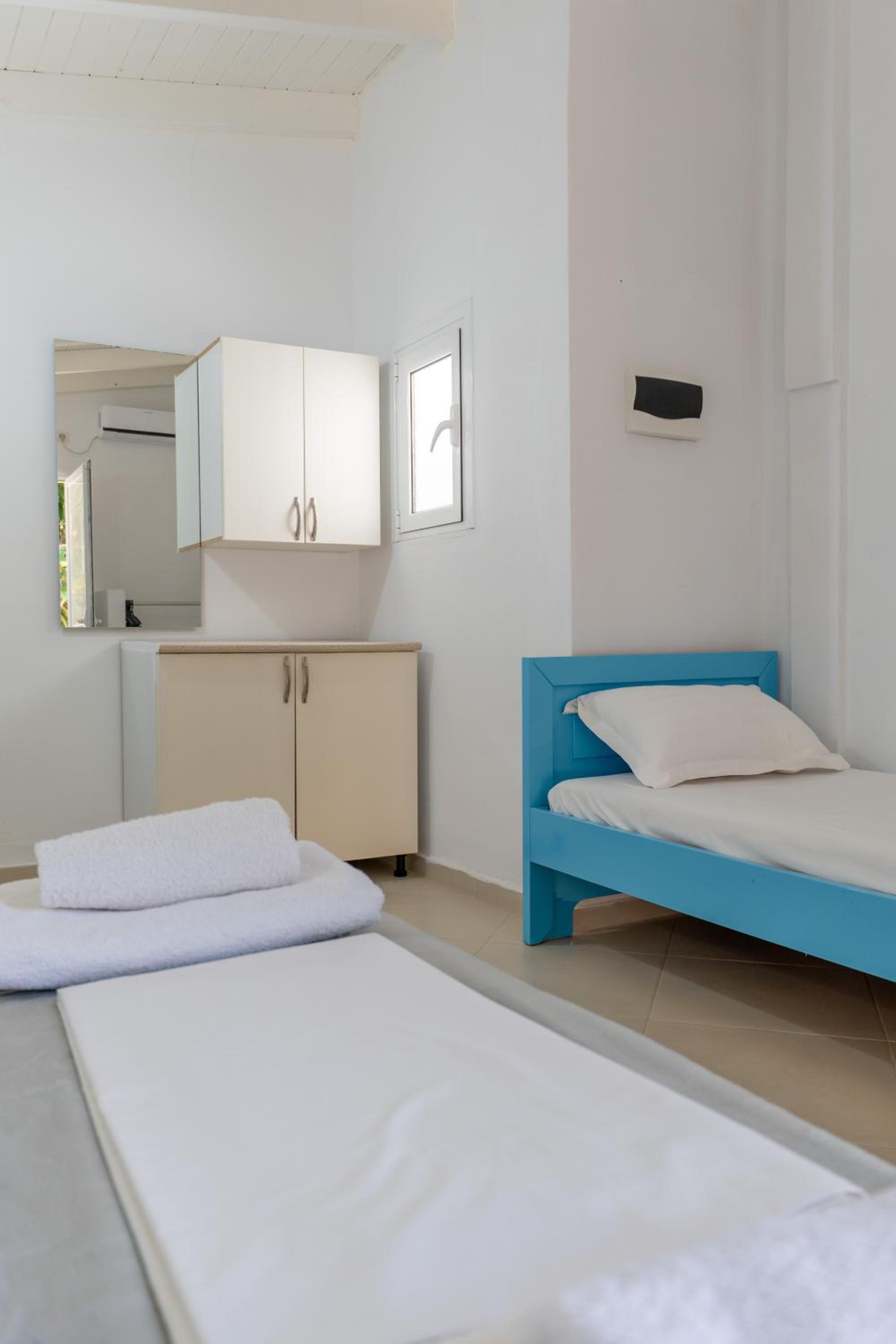 Economy Triple Room photo 3