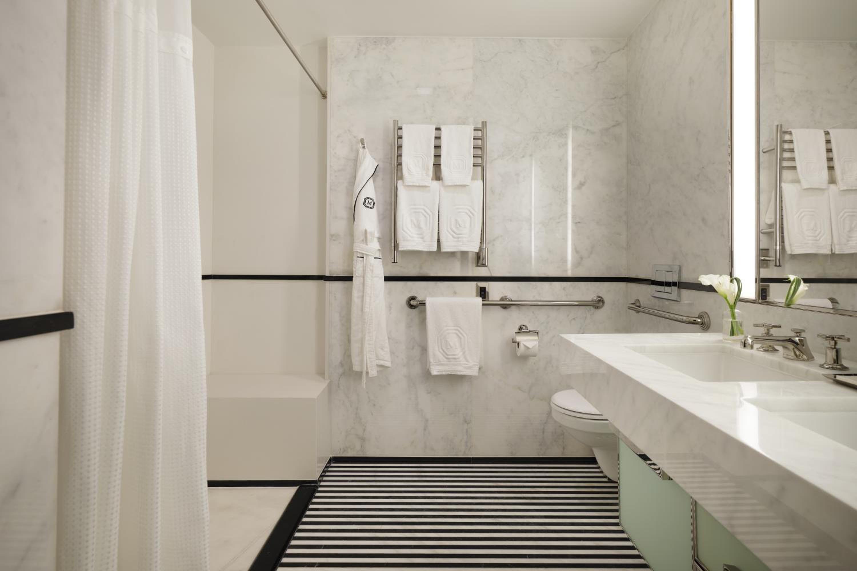King Room with Roll-In Shower - Disability Access photo 3