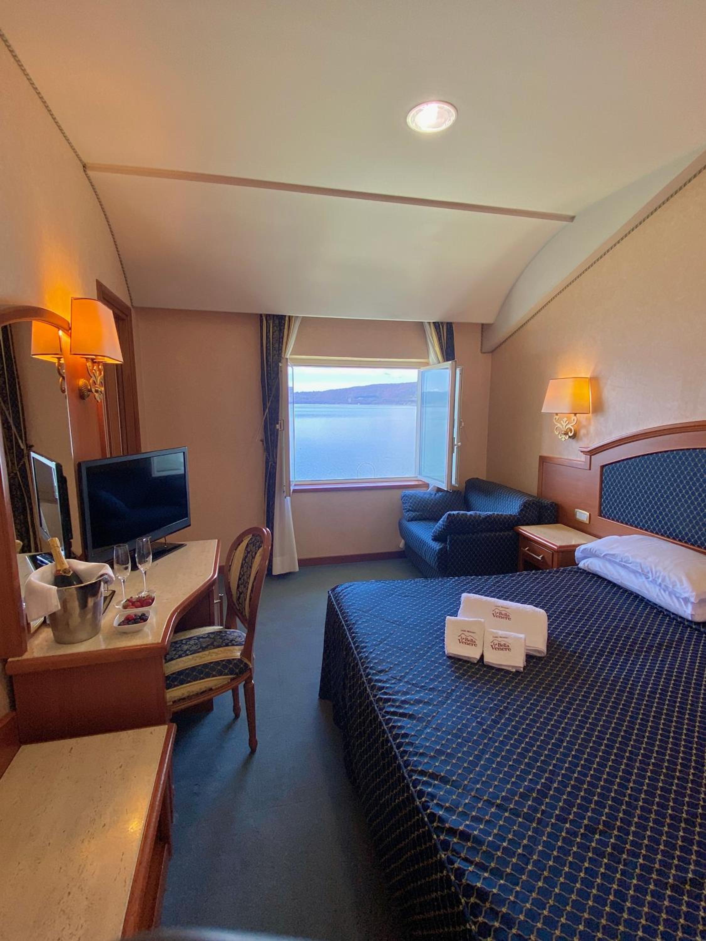 Deluxe Double or Twin Room with Lake View photo 2