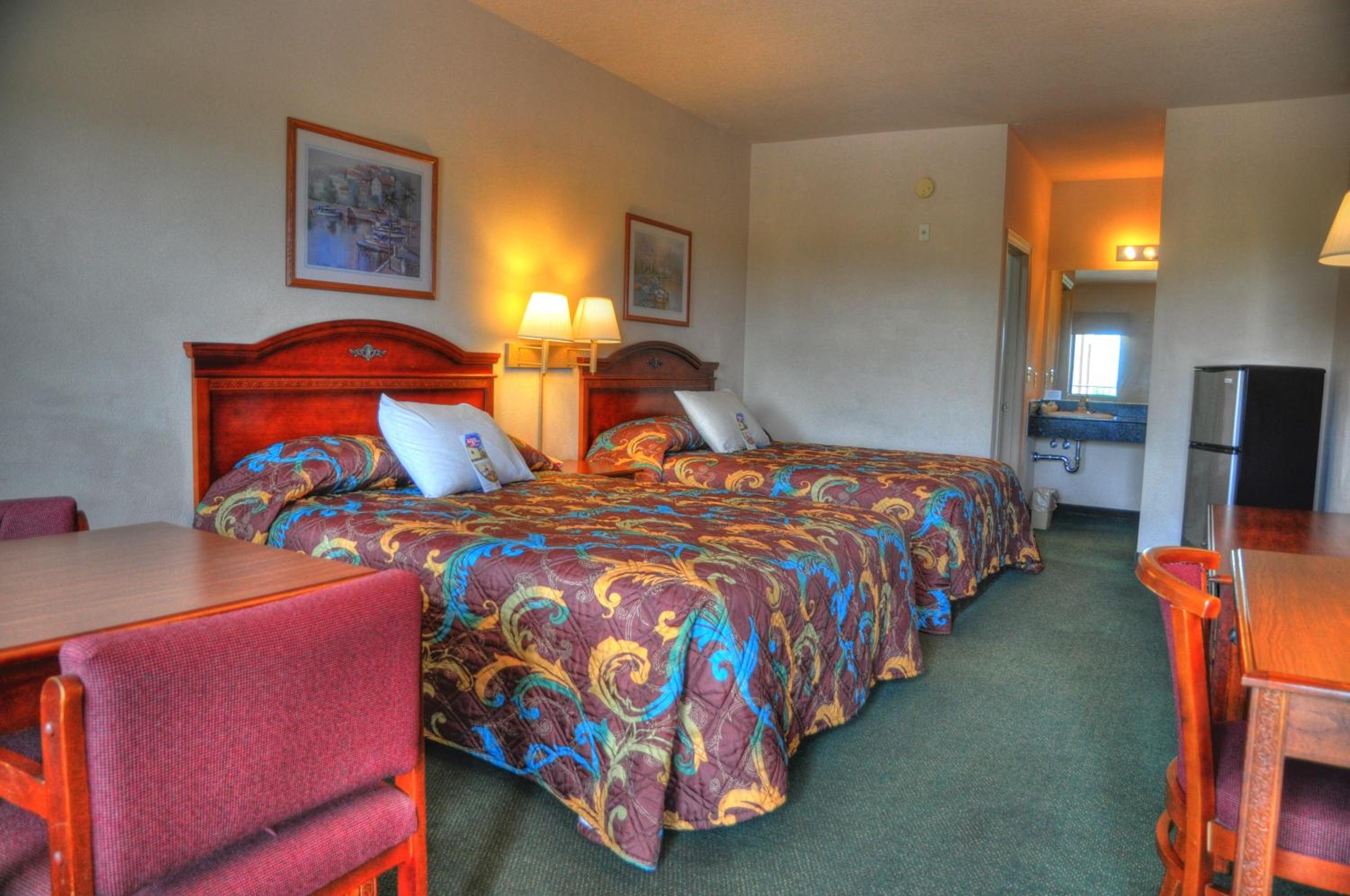 Queen Room with Two Queen Beds - Non-Smoking - Photo 2