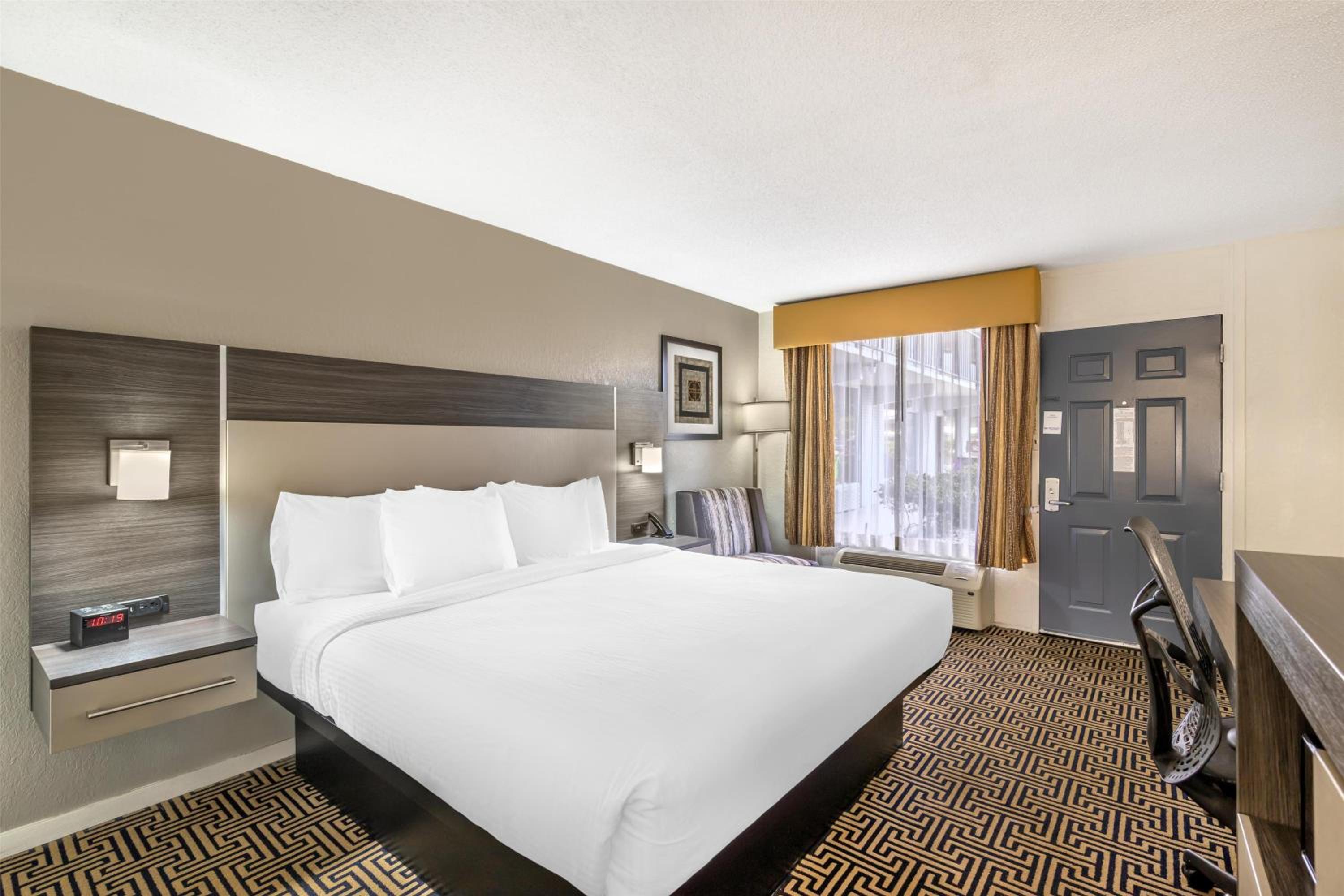 King Room with Bath Tub - Disability Access/Non-Smoking