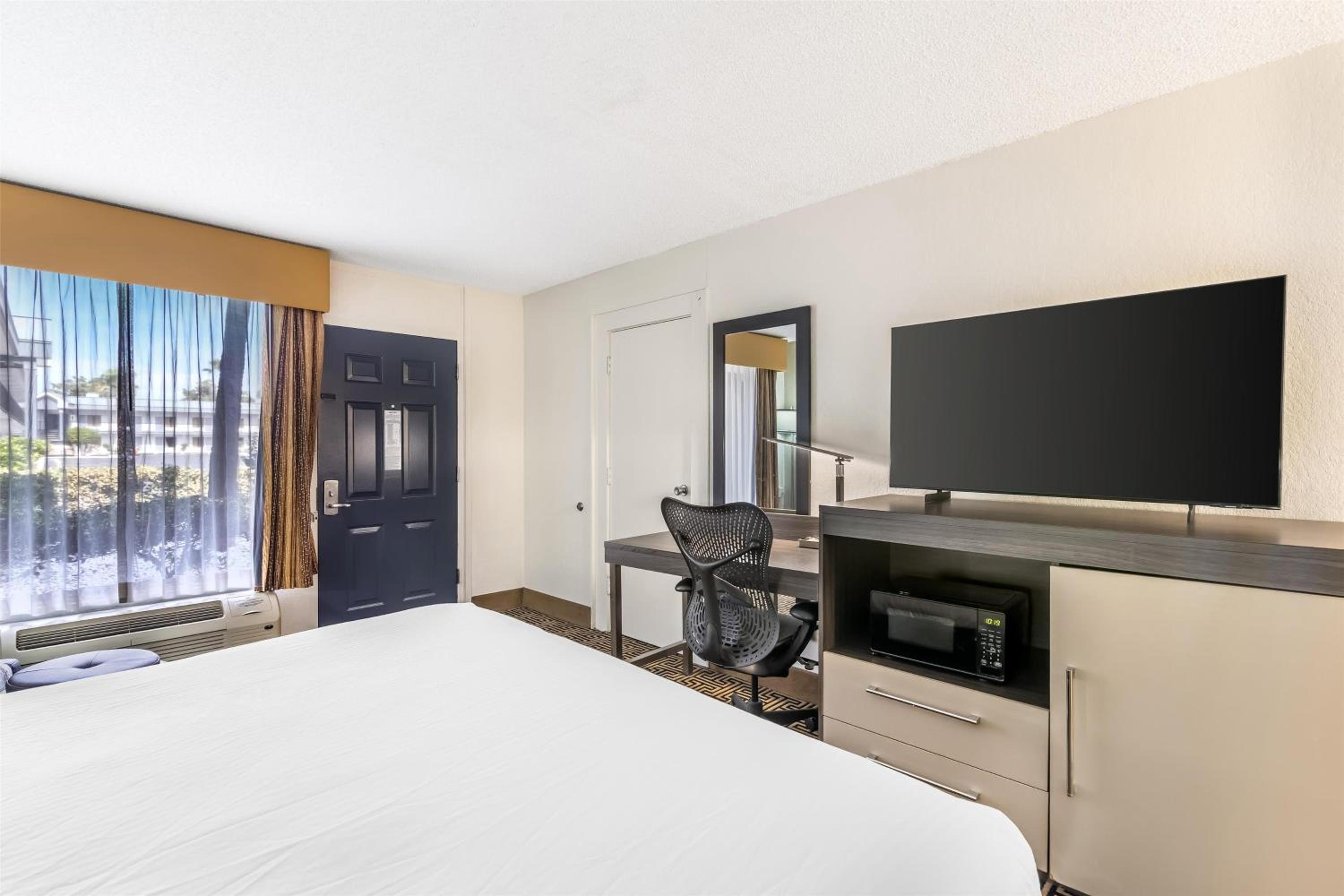 King Room with Bath Tub - Disability Access/Non-Smoking