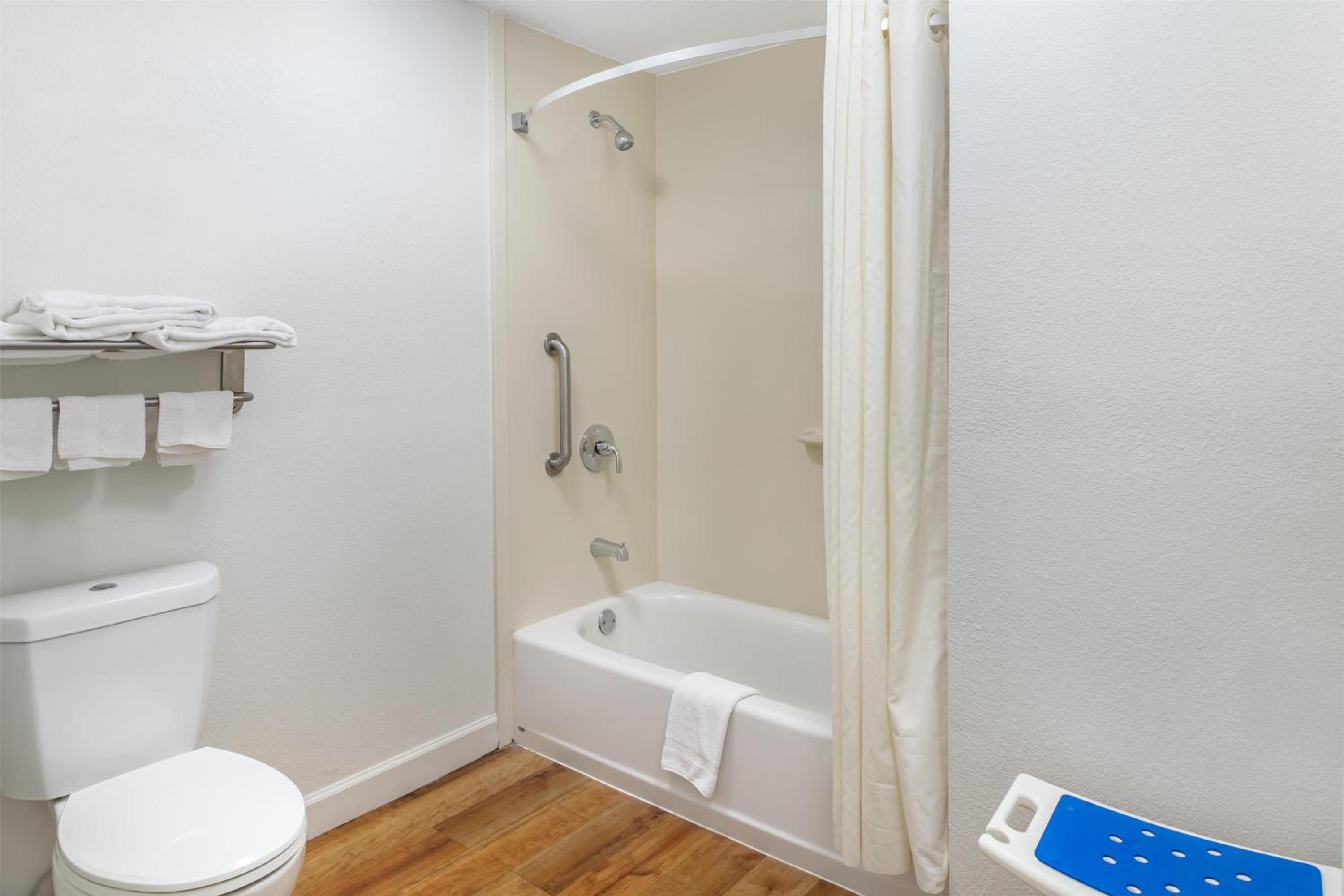King Room with Bath Tub - Disability Access/Non-Smoking