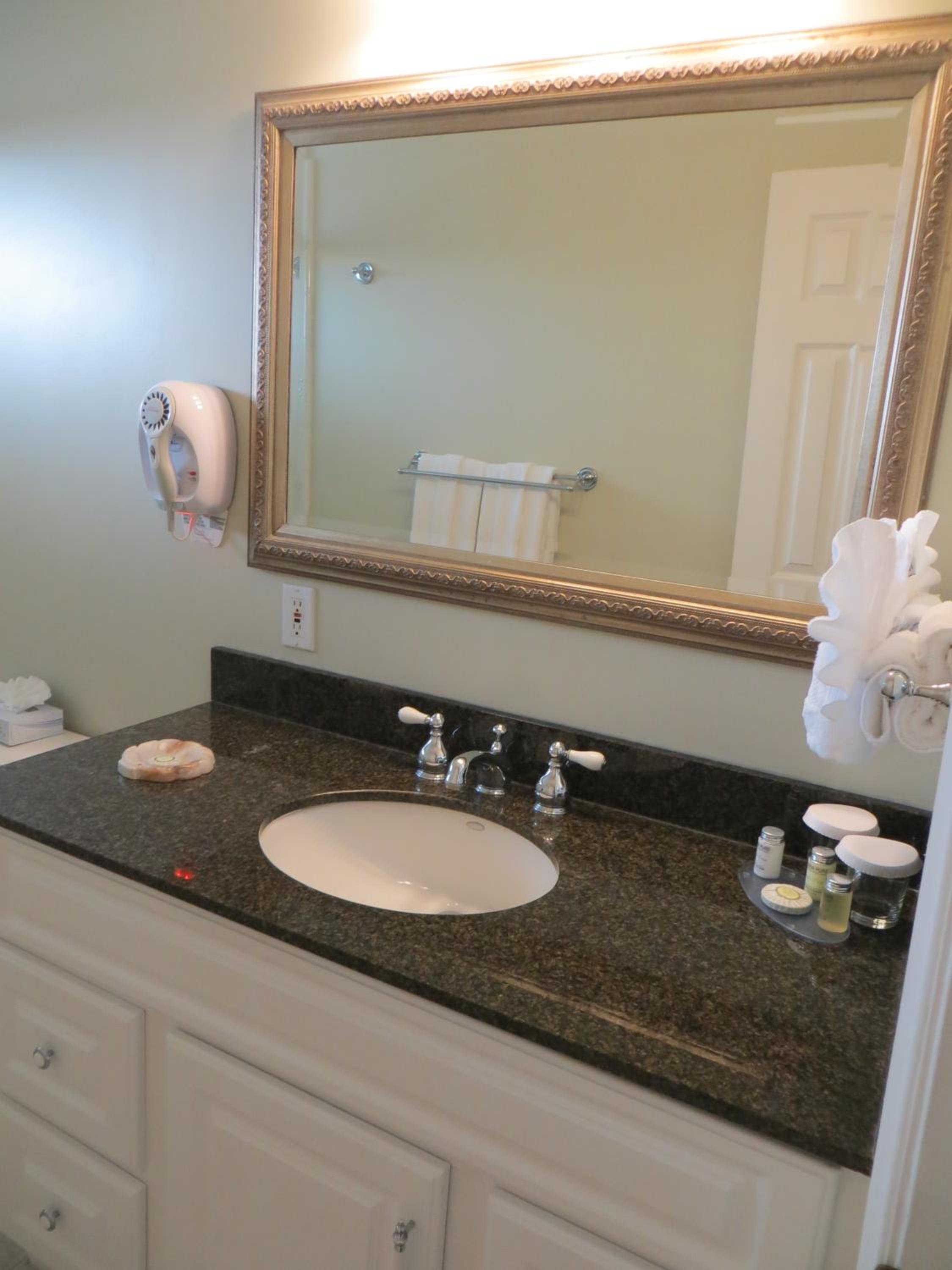 Deluxe King Room with Ocean View and Fireplace photo 2