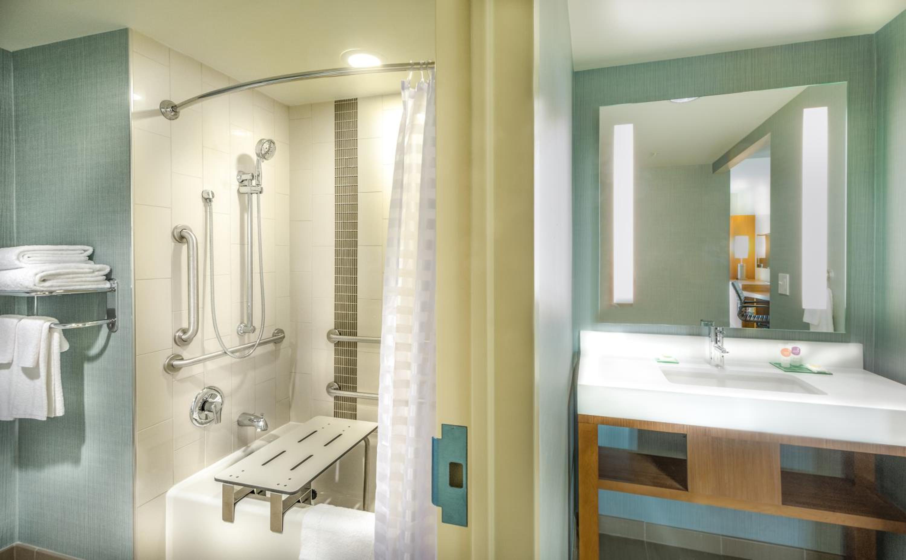 King Room with Sofa Bed and Roll-In Shower - Disability Access - Photo 2