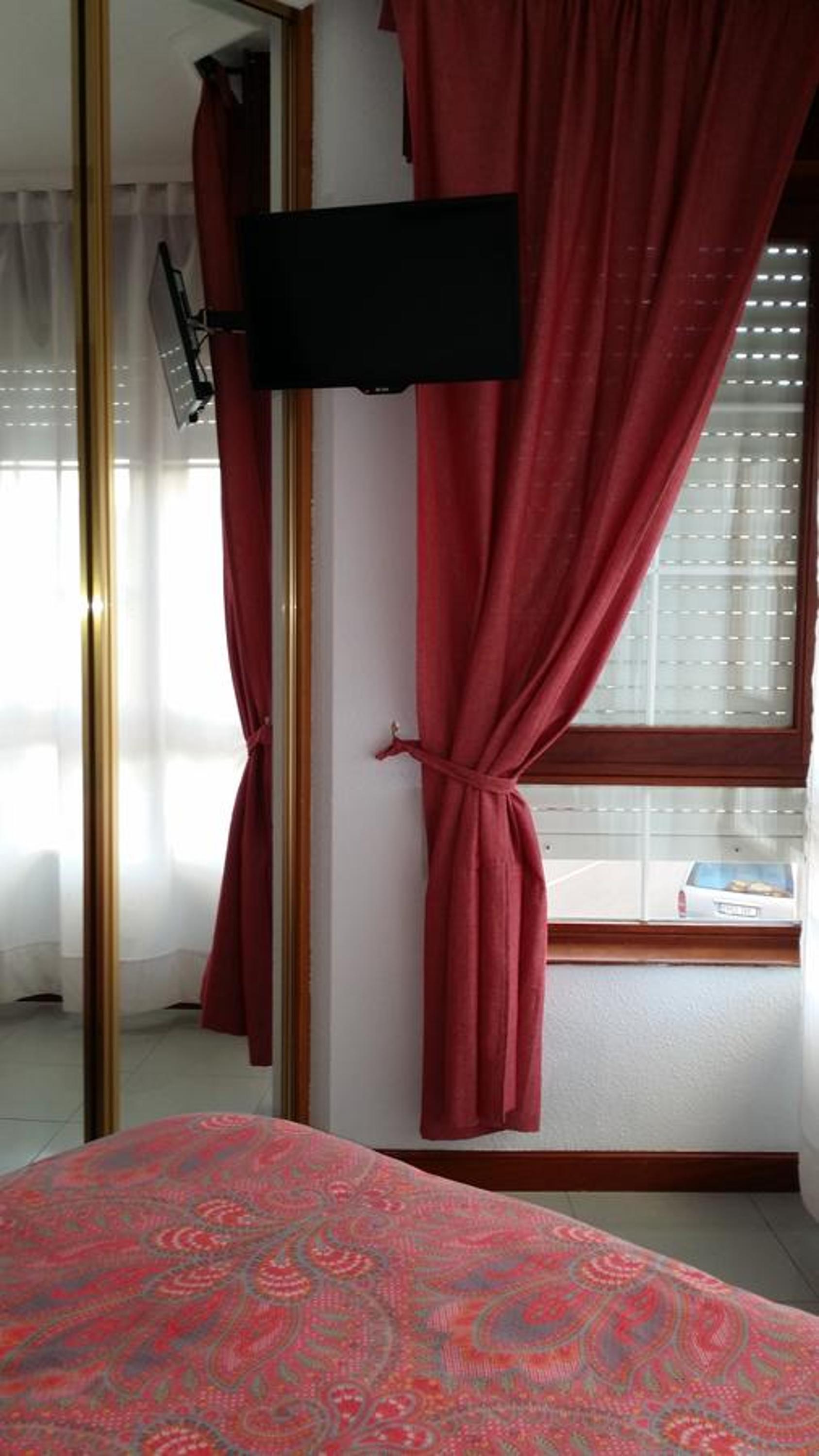 Queen Room with Shared Bathroom photo 3