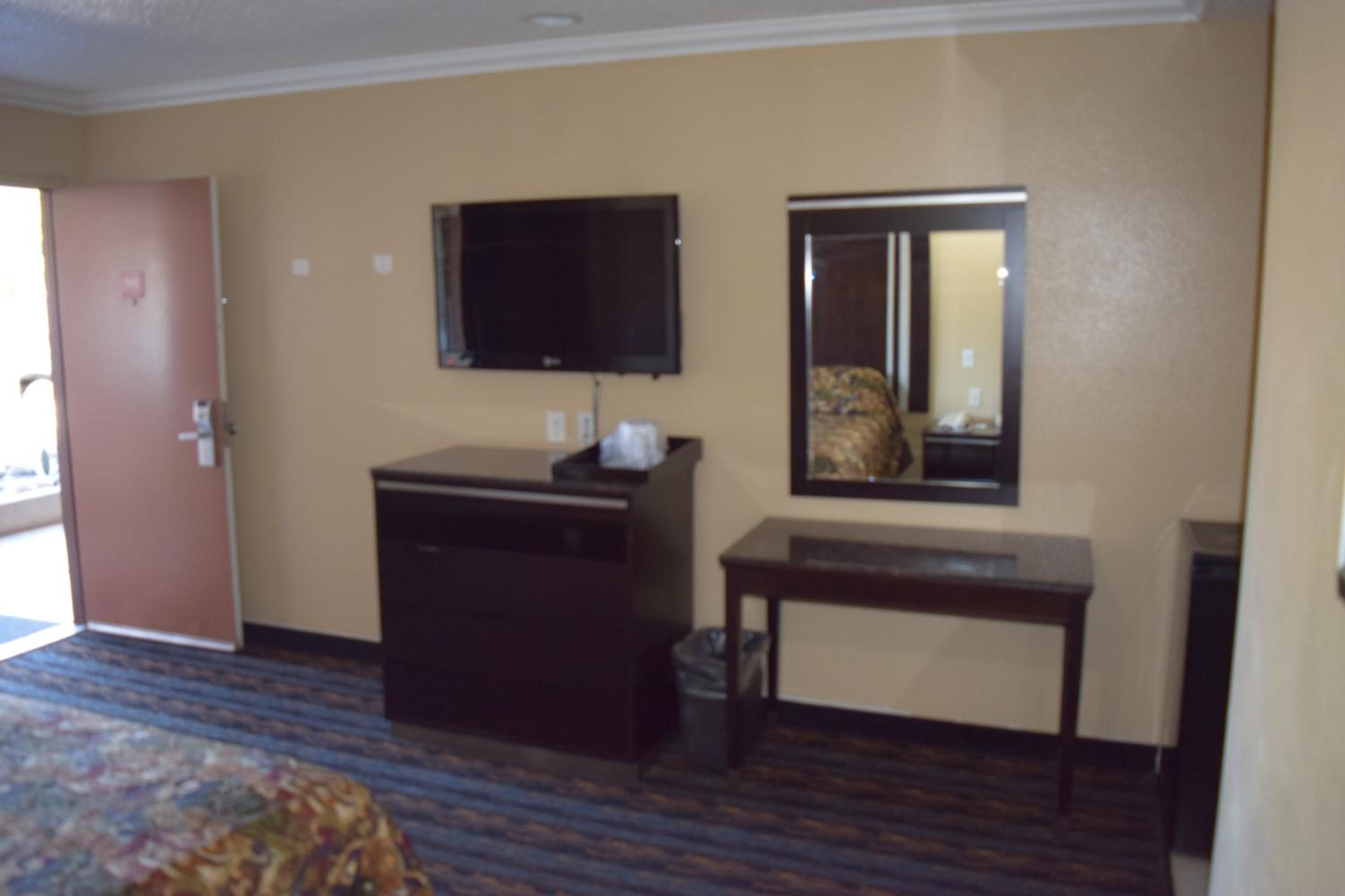 Queen Room with Two Queen Beds - Non-Smoking - Photo 9