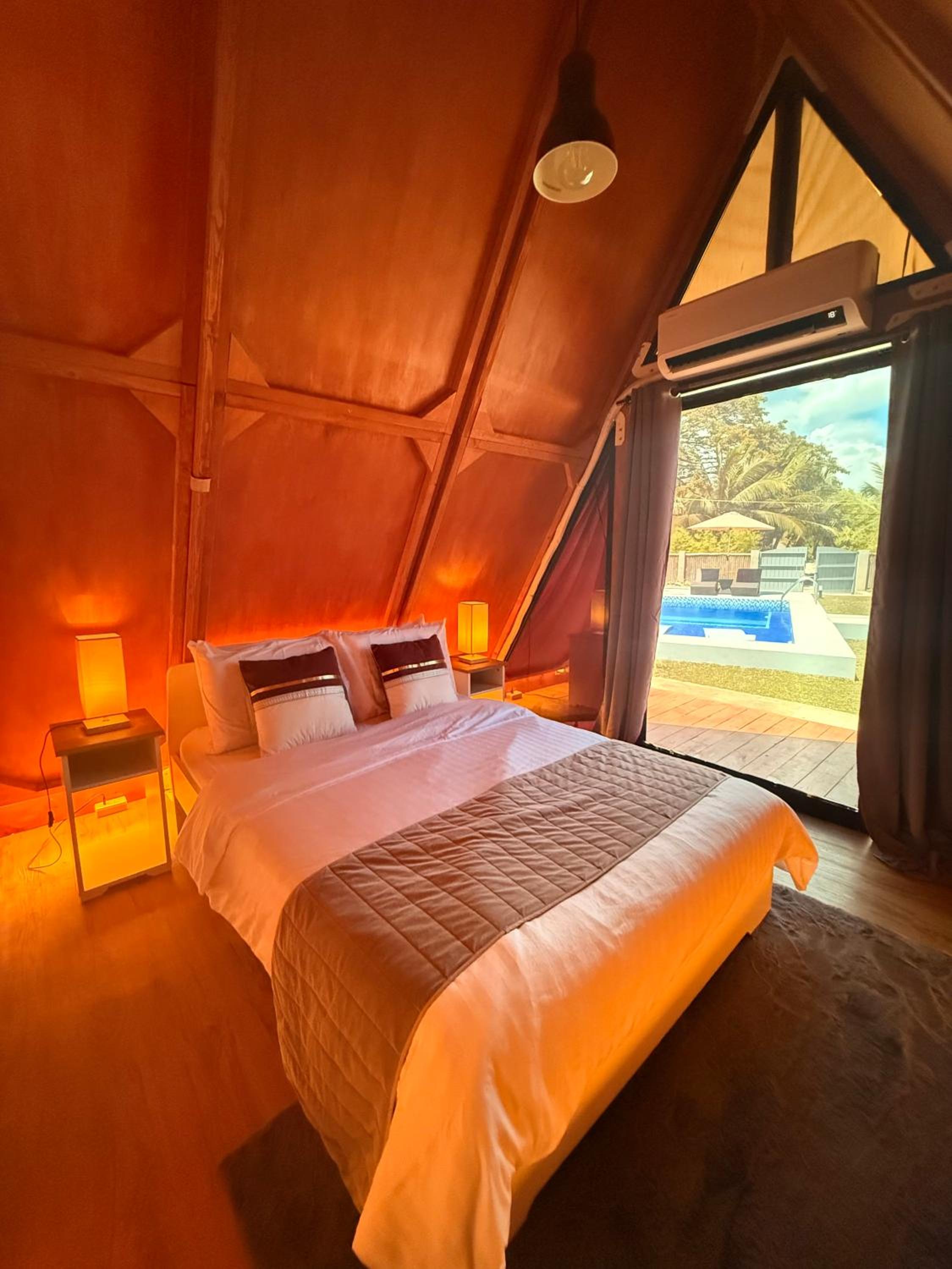 Double Room with Pool View - Photo 4