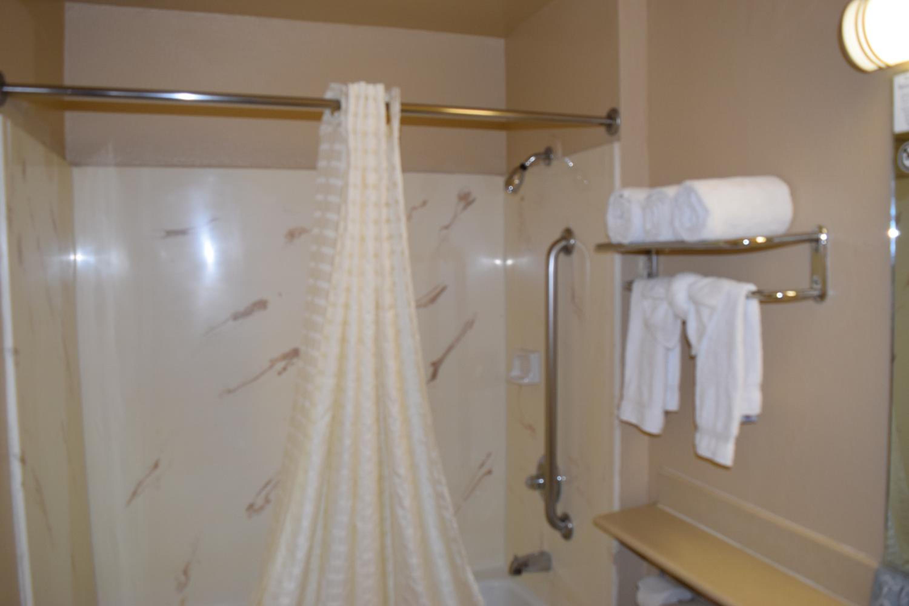 Queen Room with Two Queen Beds - Non-Smoking - Photo 11