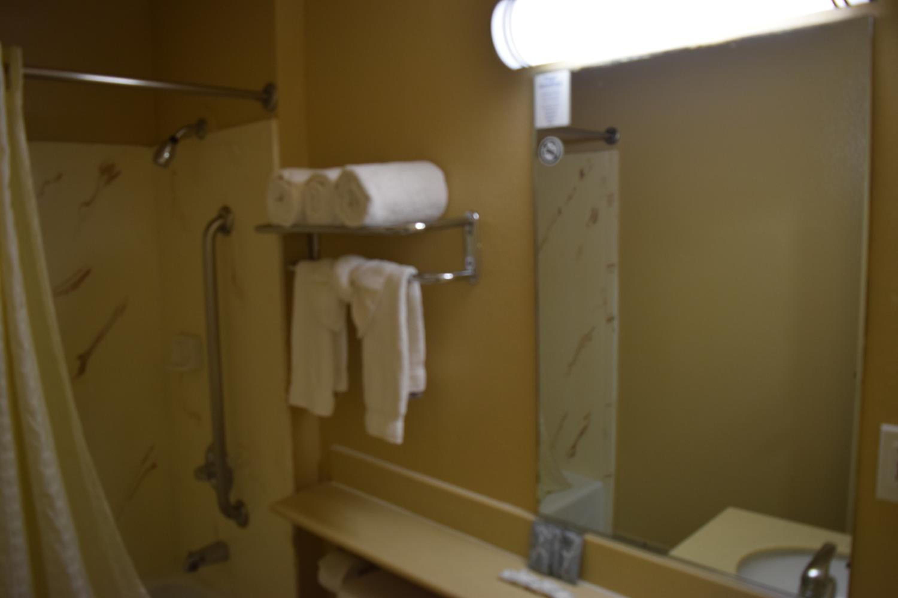 Queen Room with Two Queen Beds - Non-Smoking - Photo 12