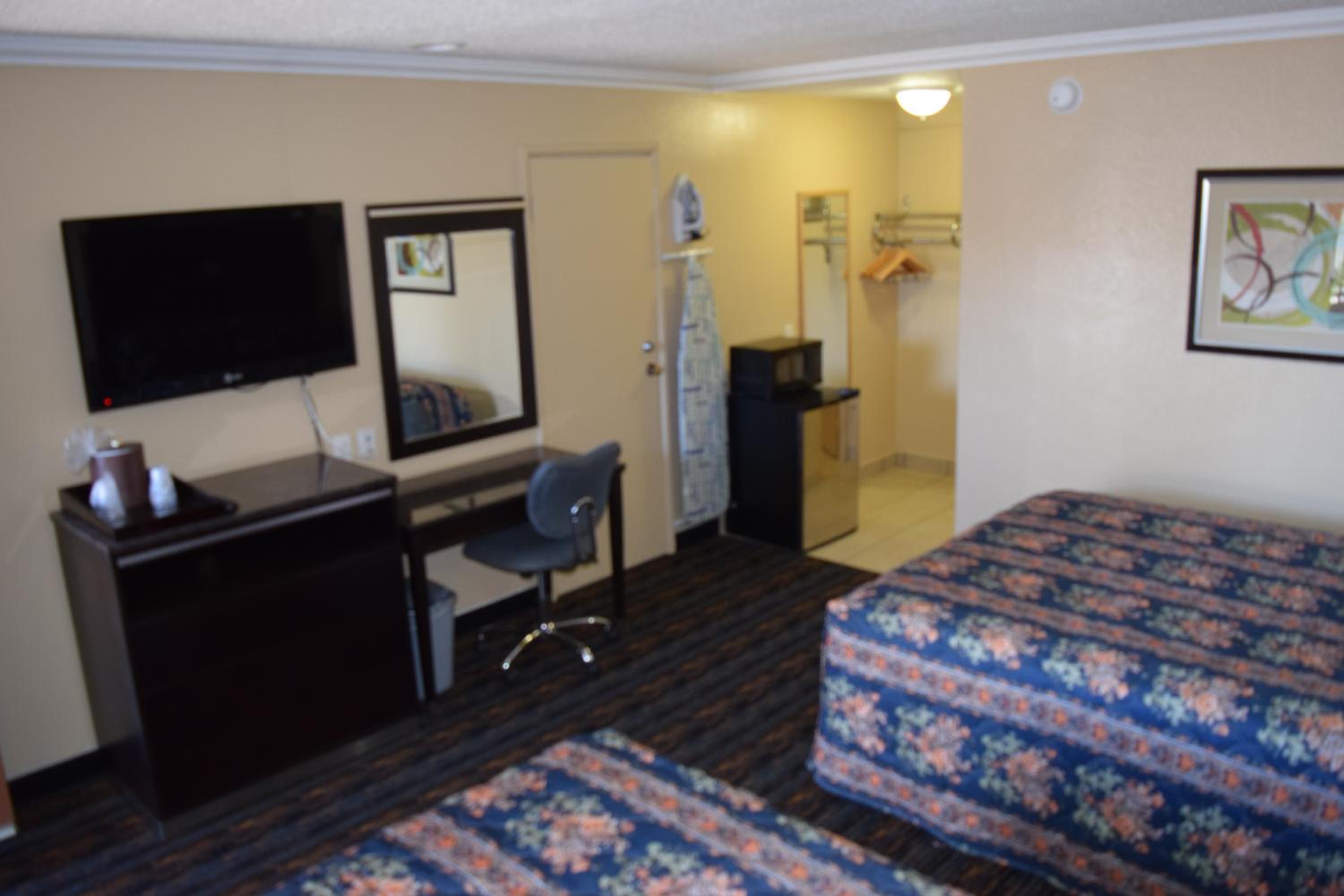 Queen Room with Two Queen Beds - Non-Smoking - Photo 10
