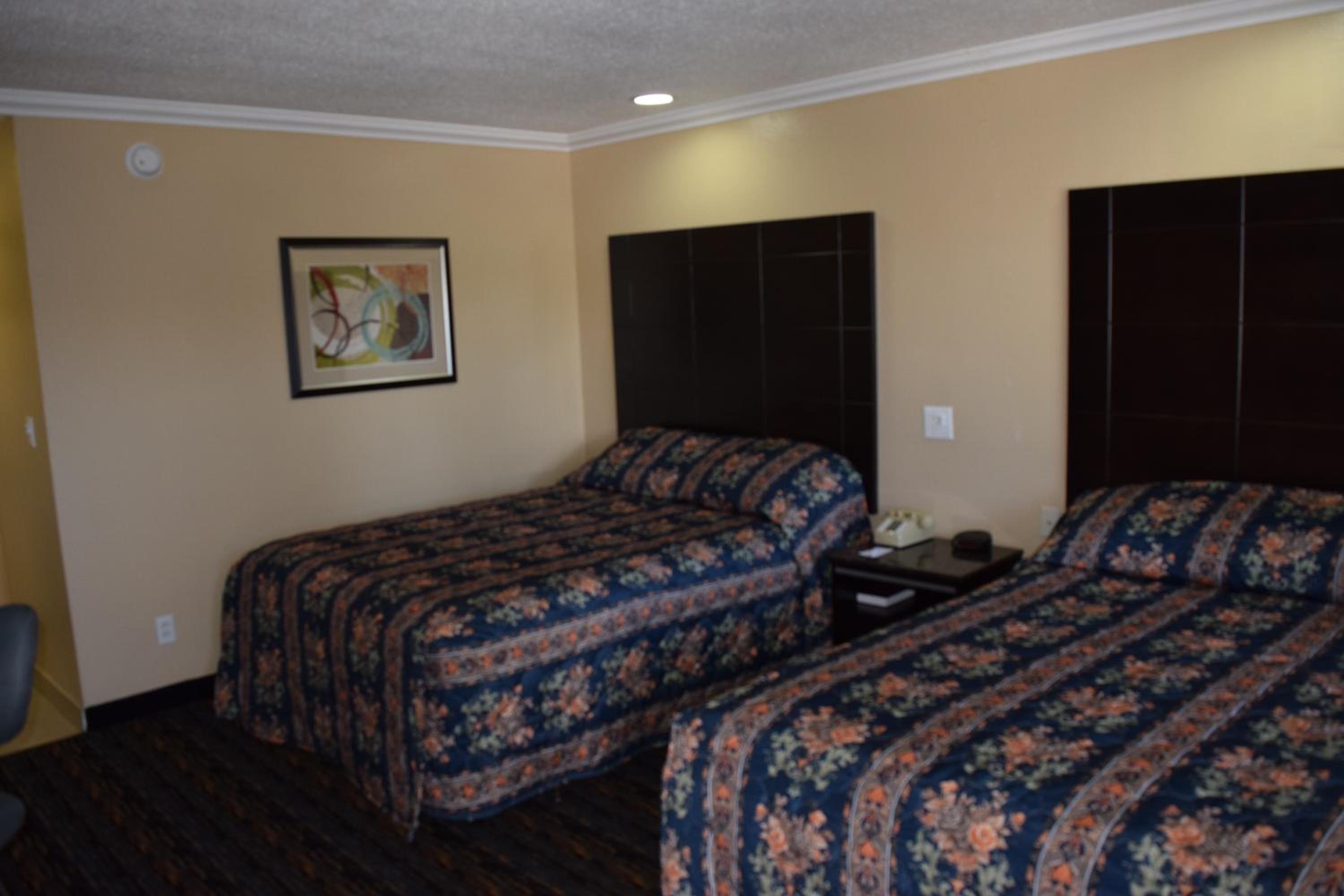 Queen Room with Two Queen Beds - Non-Smoking - Photo 8