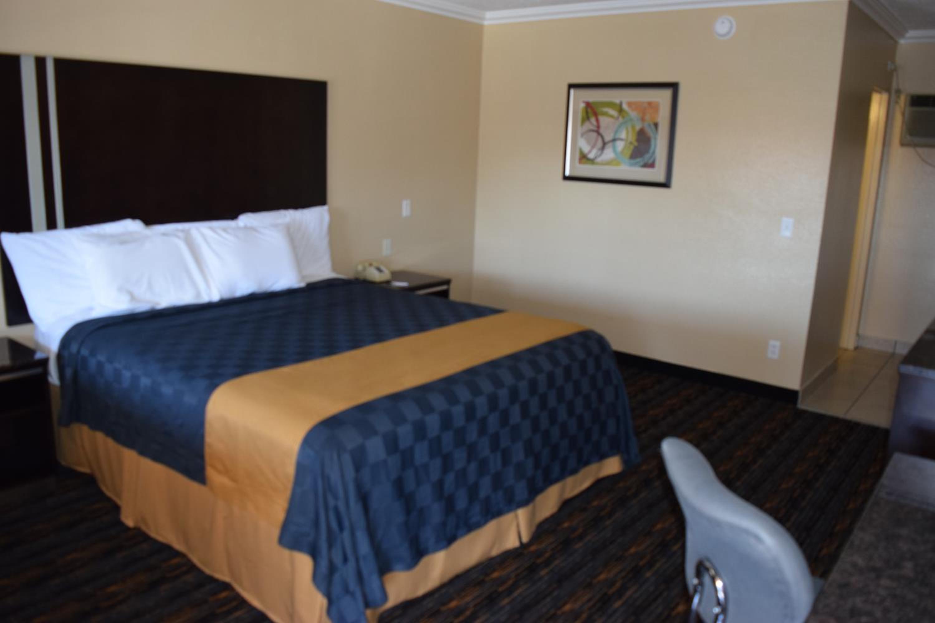 Standard King Room - Non-Smoking  - Photo 1