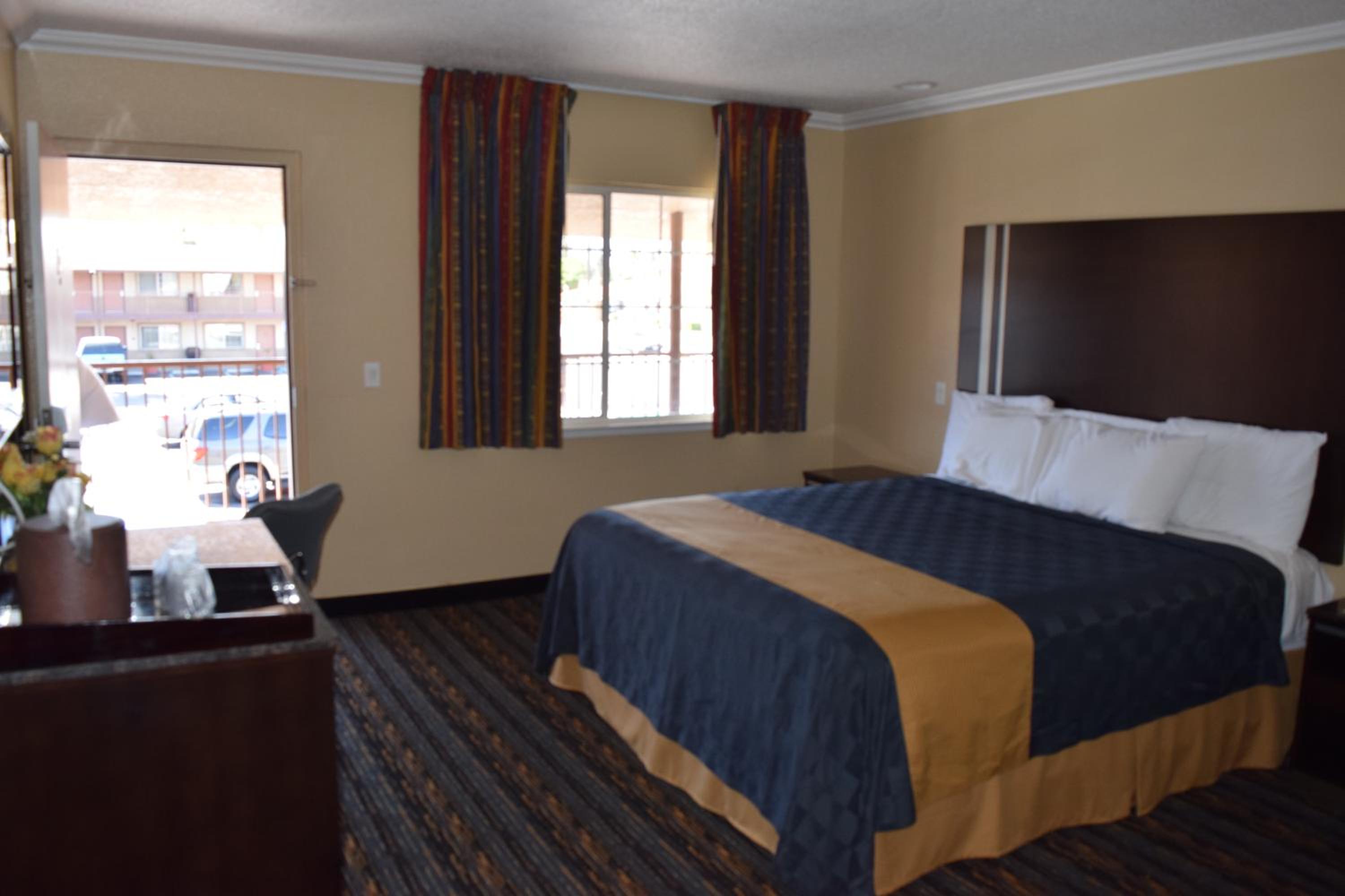 Standard King Room - Non-Smoking  - Photo 2