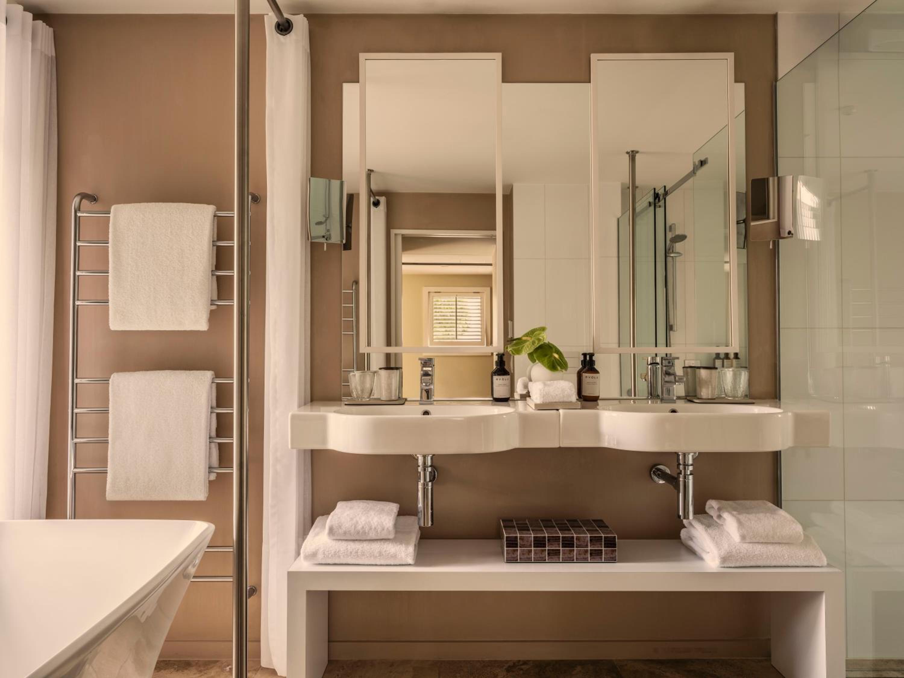 Lake View Deluxe Room, Rosewood Matakauri