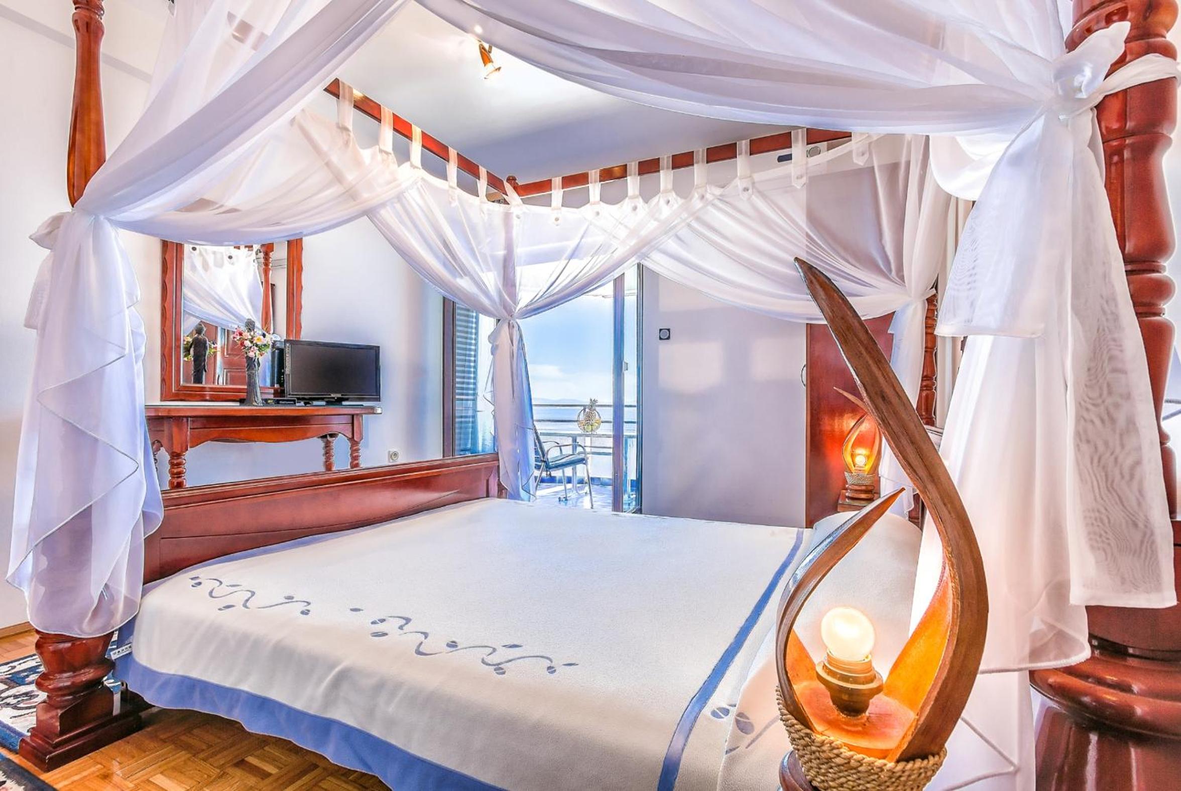 Deluxe One-Bedroom Apartment with Sea View (2-4 Adults)  photo 1