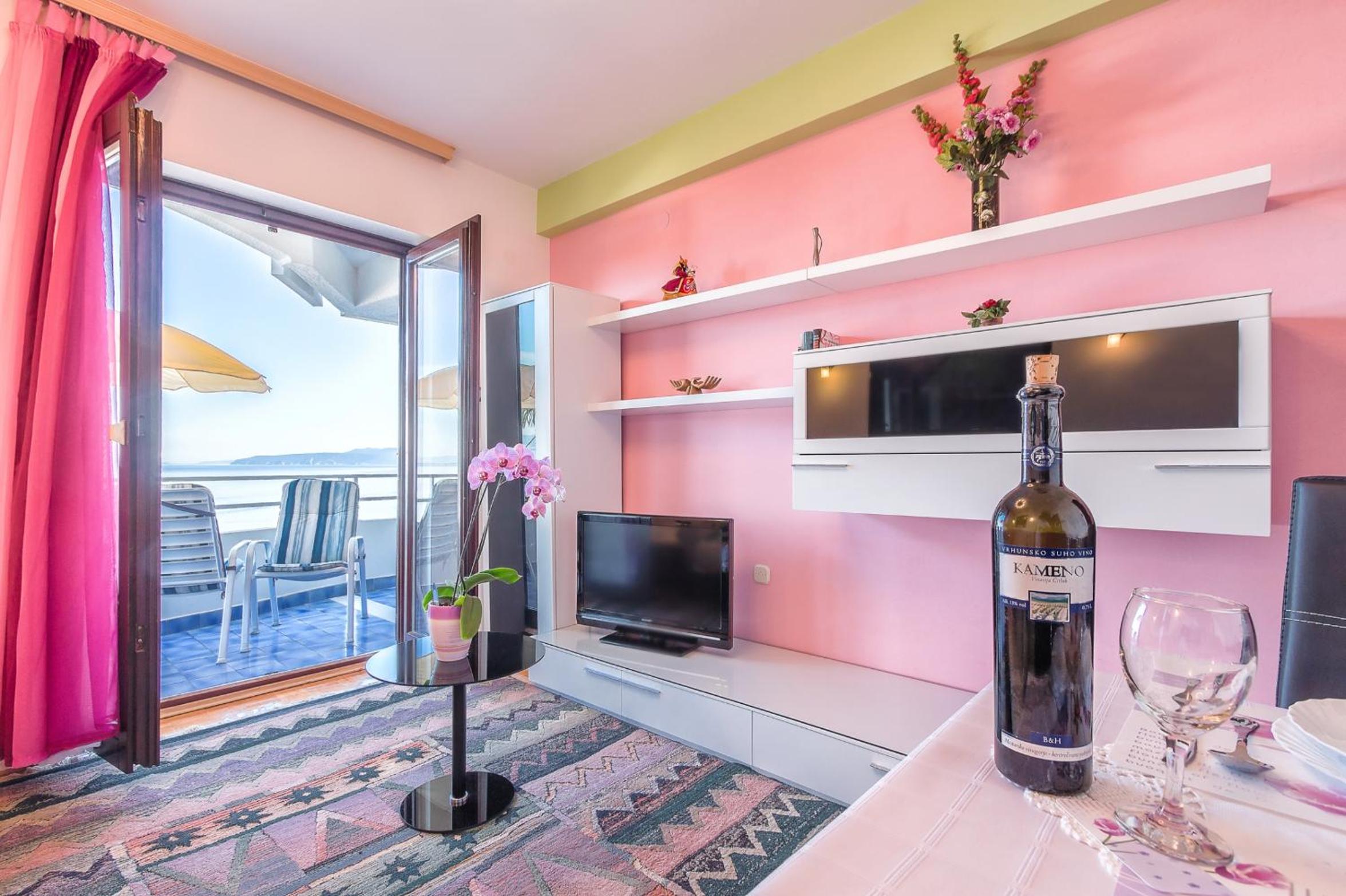 Deluxe One-Bedroom Apartment with Sea View (2-4 Adults)  photo 2