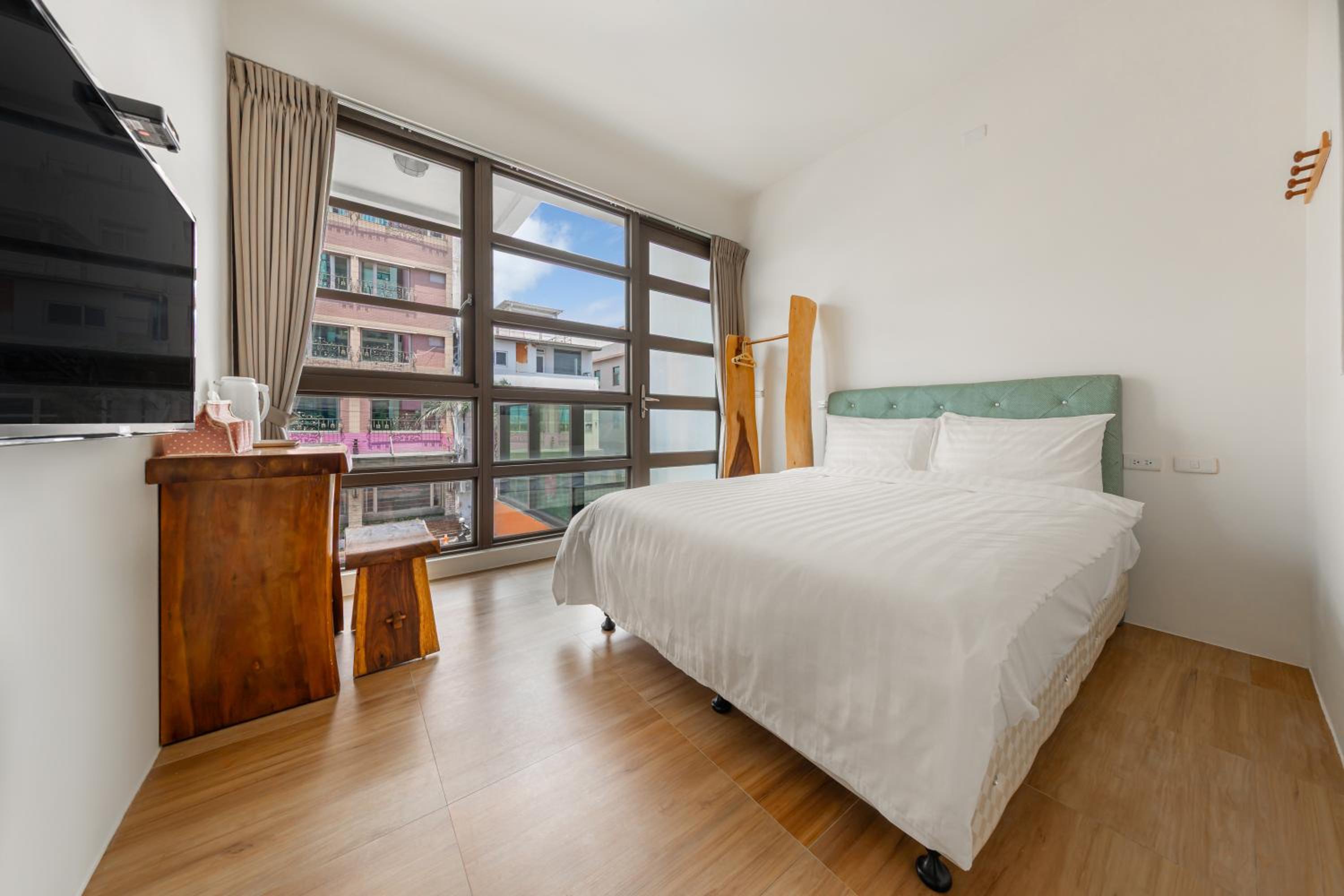 Street View Double Room with Balcony photo 3