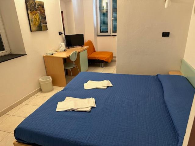 Double Room with External Private Bathroom - Photo 2