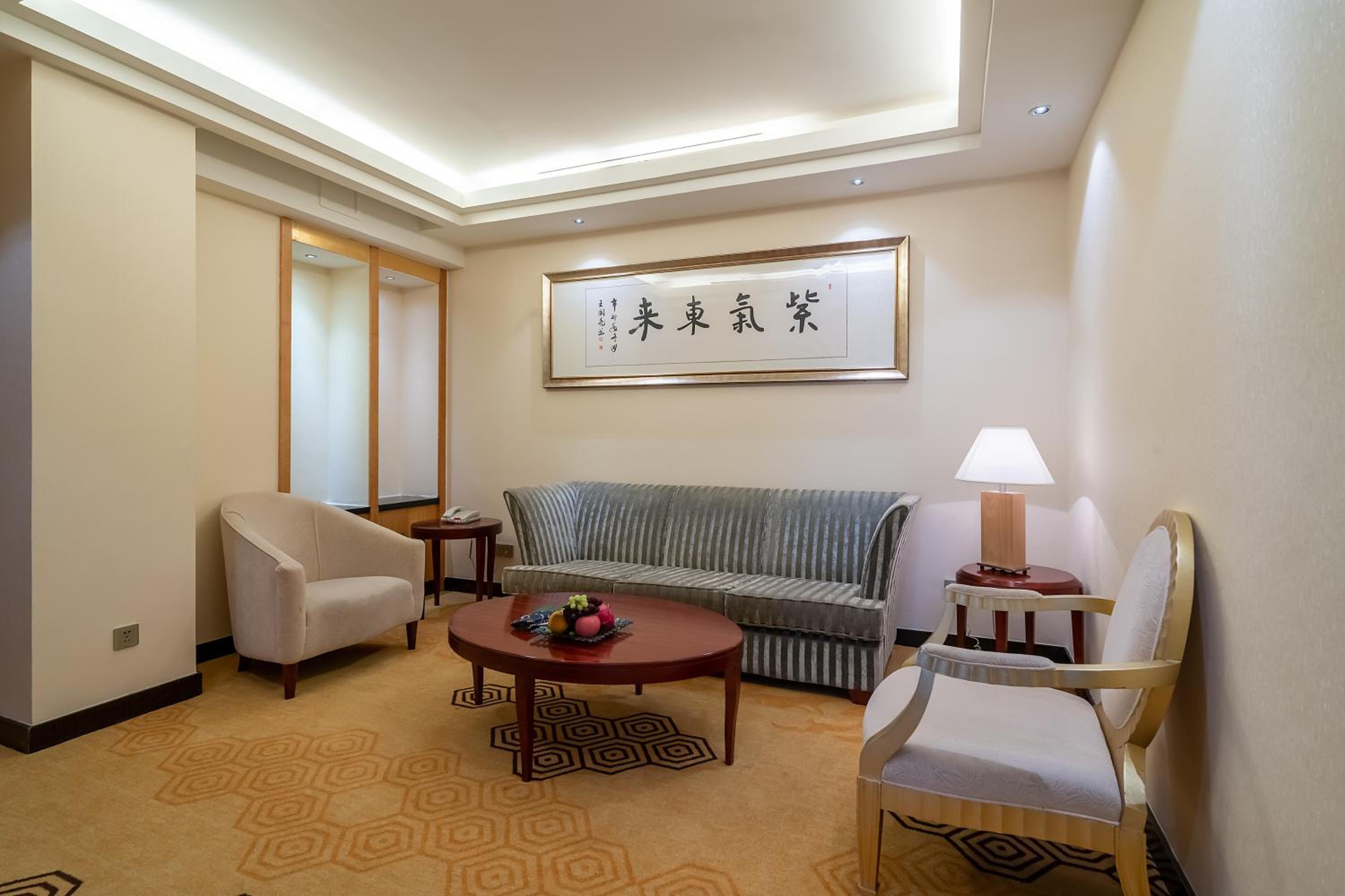 King Suite with Mountain View - Non-Smoking
