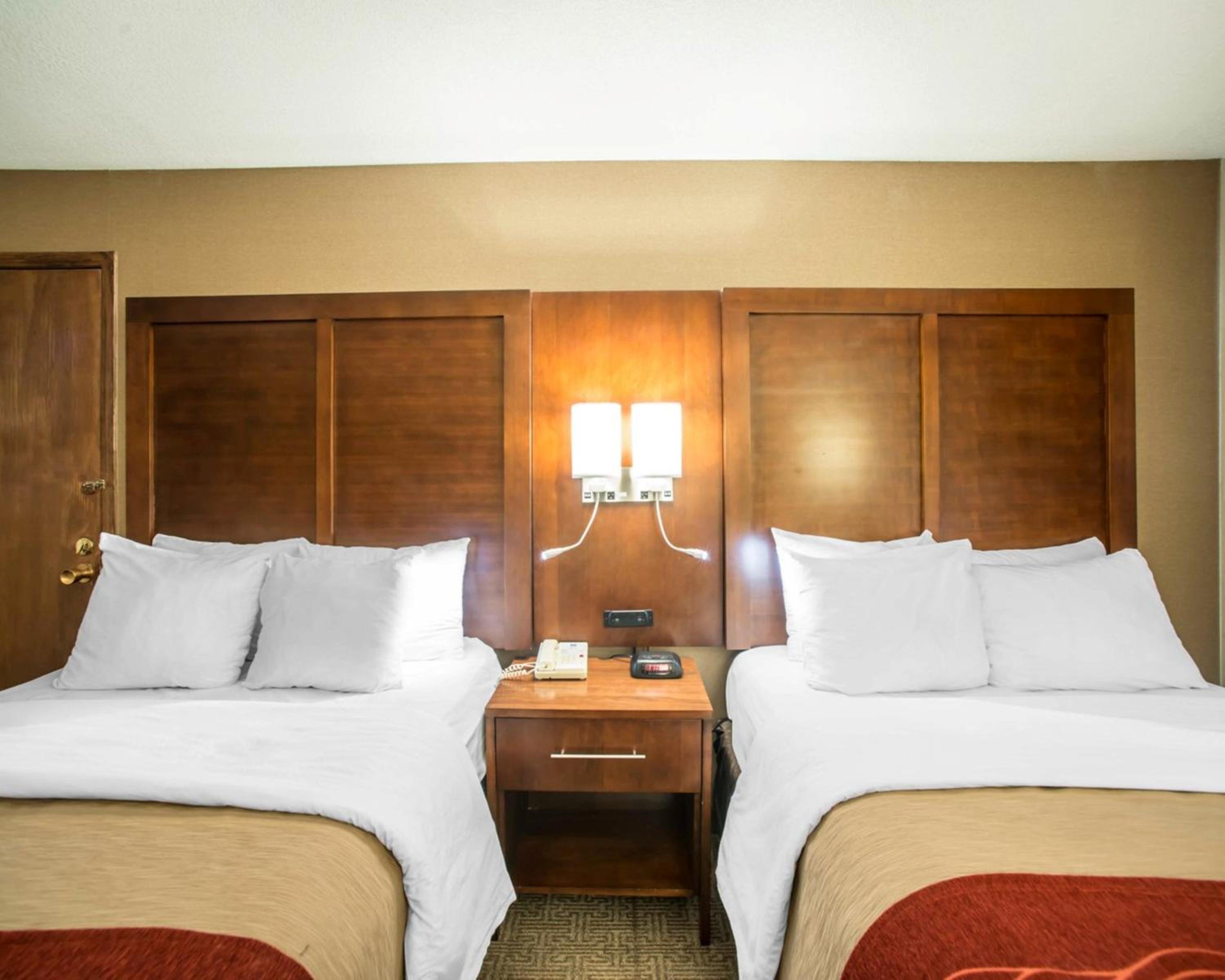 Standard Queen Room with Two Queen Beds - Non-Smoking photo 2