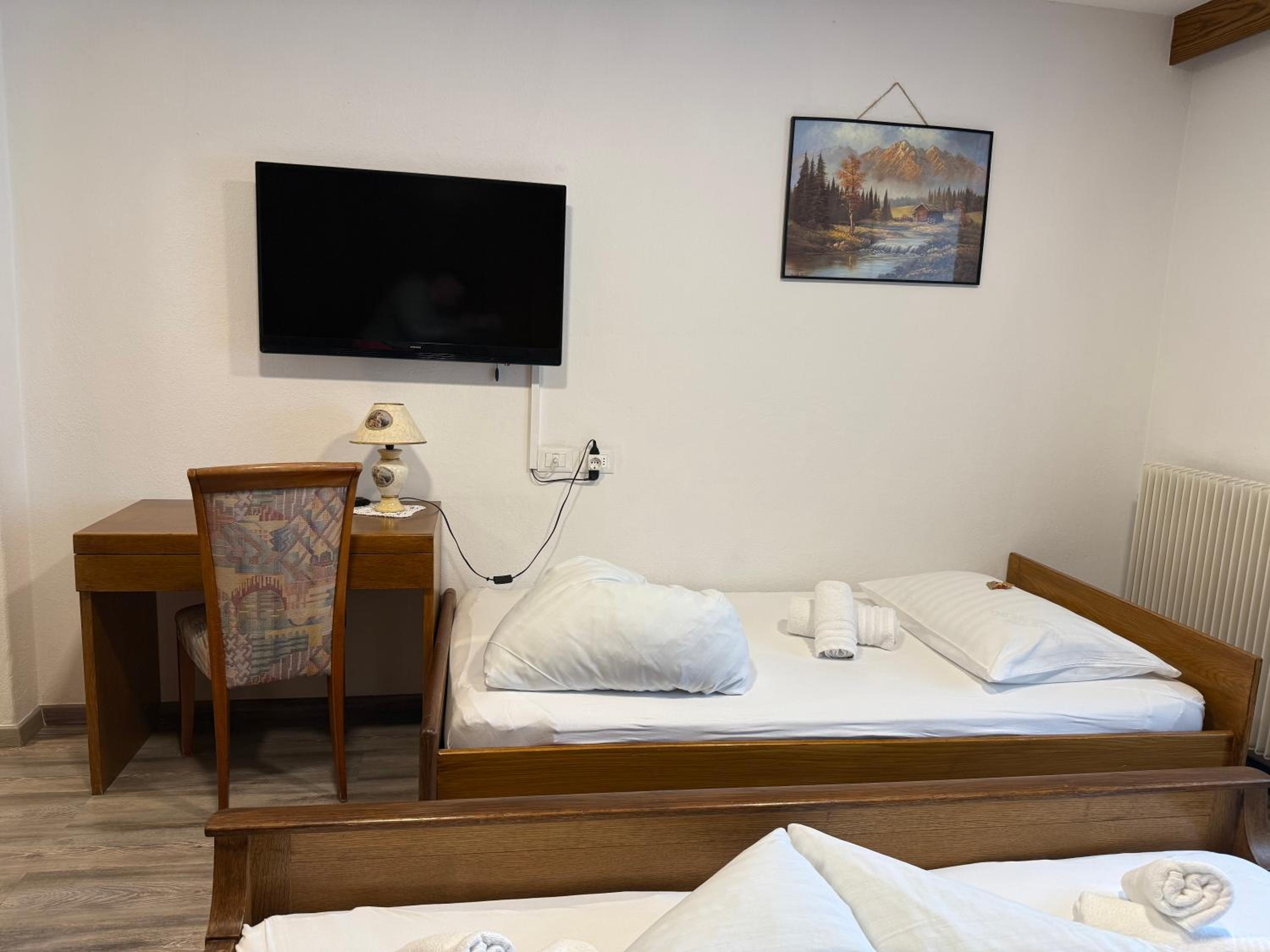 Economy Triple Room photo 2
