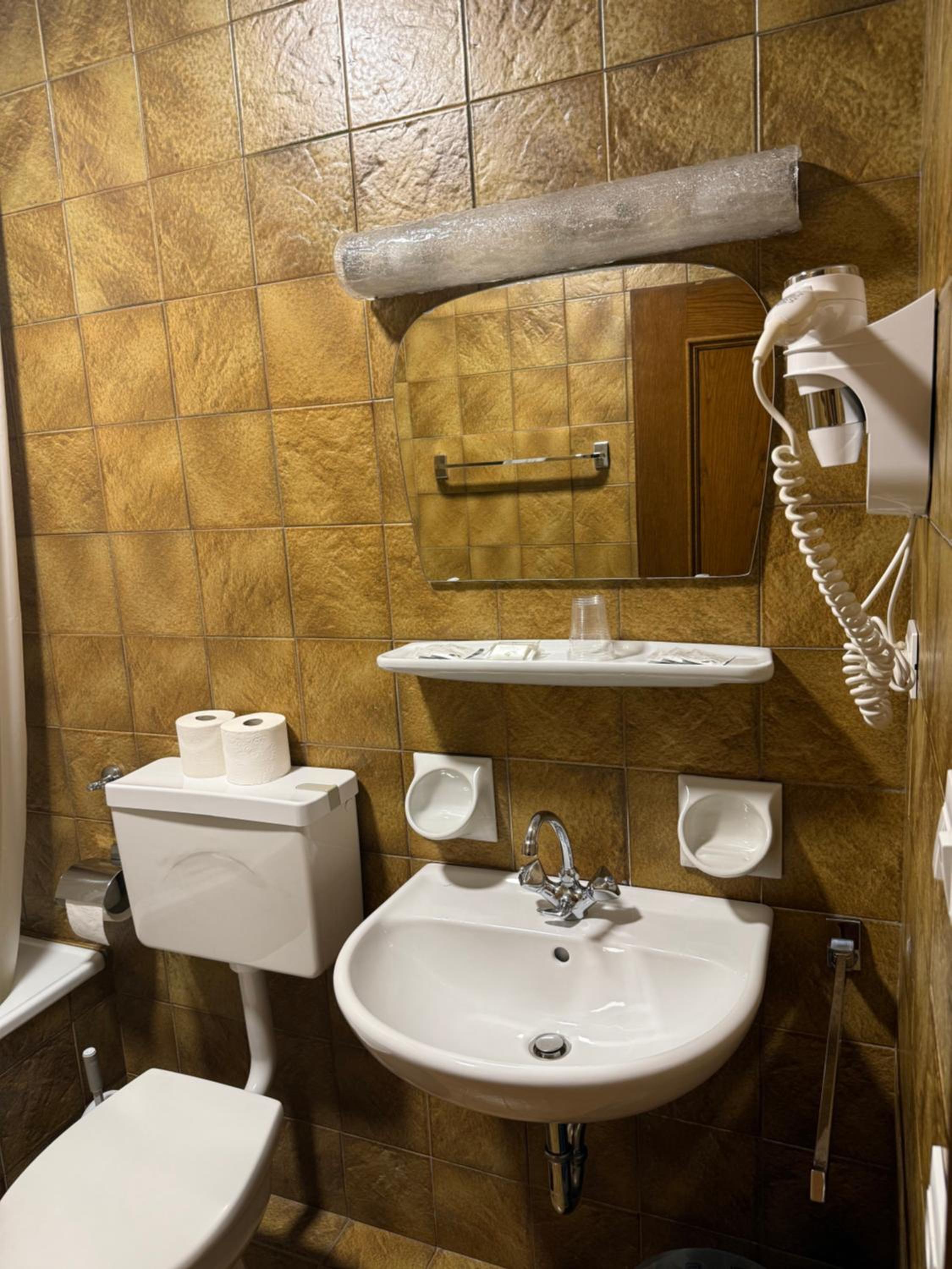 Economy Triple Room photo 3