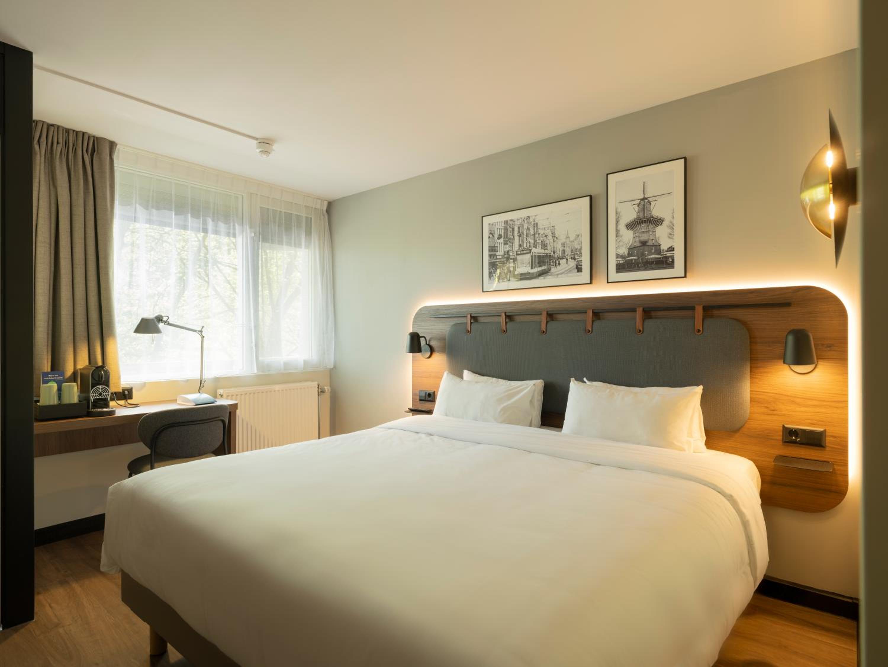 Superior Room - 1 King Bed - Photo 3