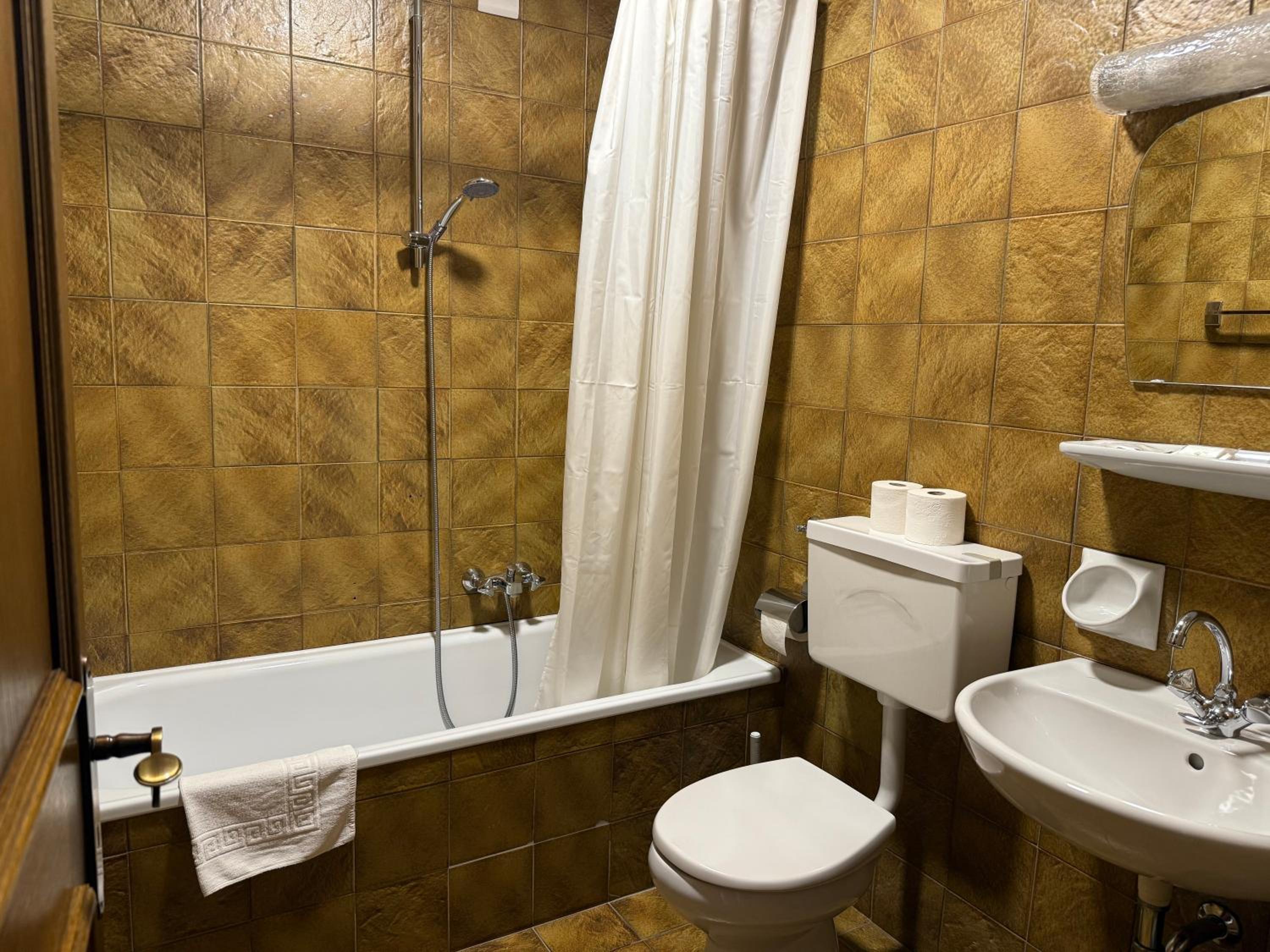Economy Triple Room