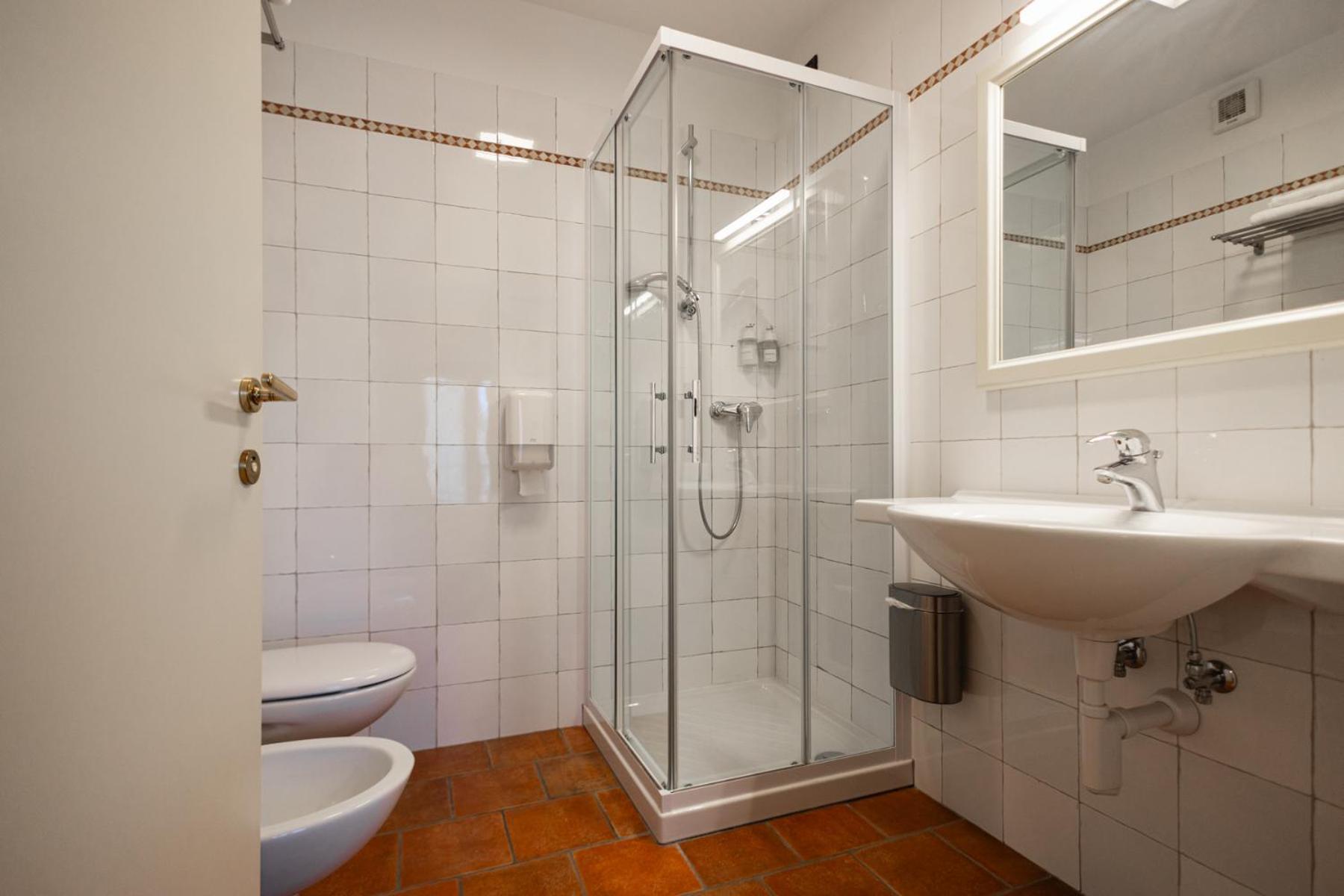 Quadruple Room - Photo 8