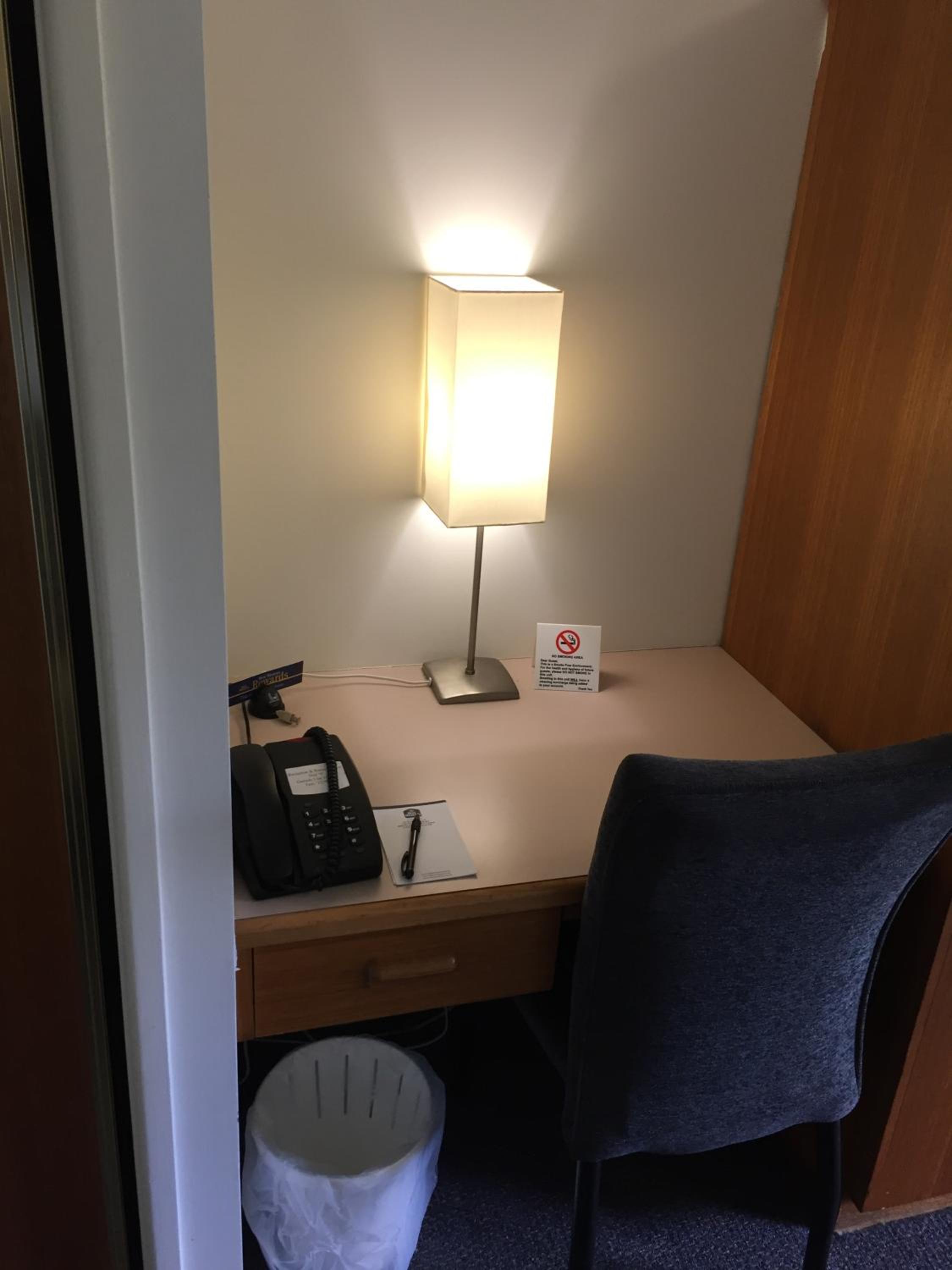 Deluxe King Room - Photo 9