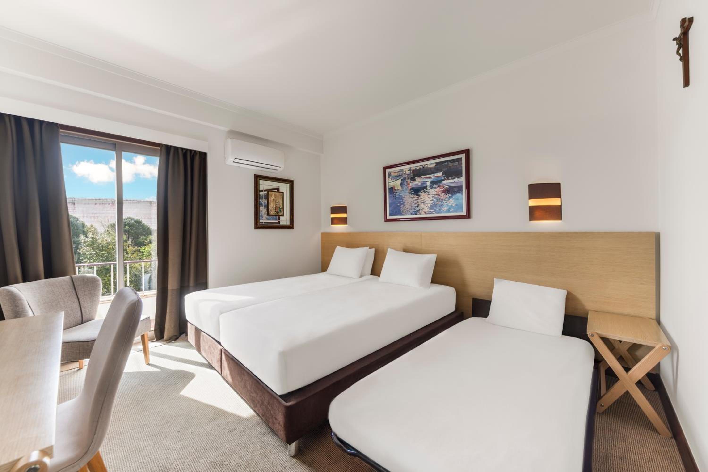 Twin Room with Extra Bed photo 3