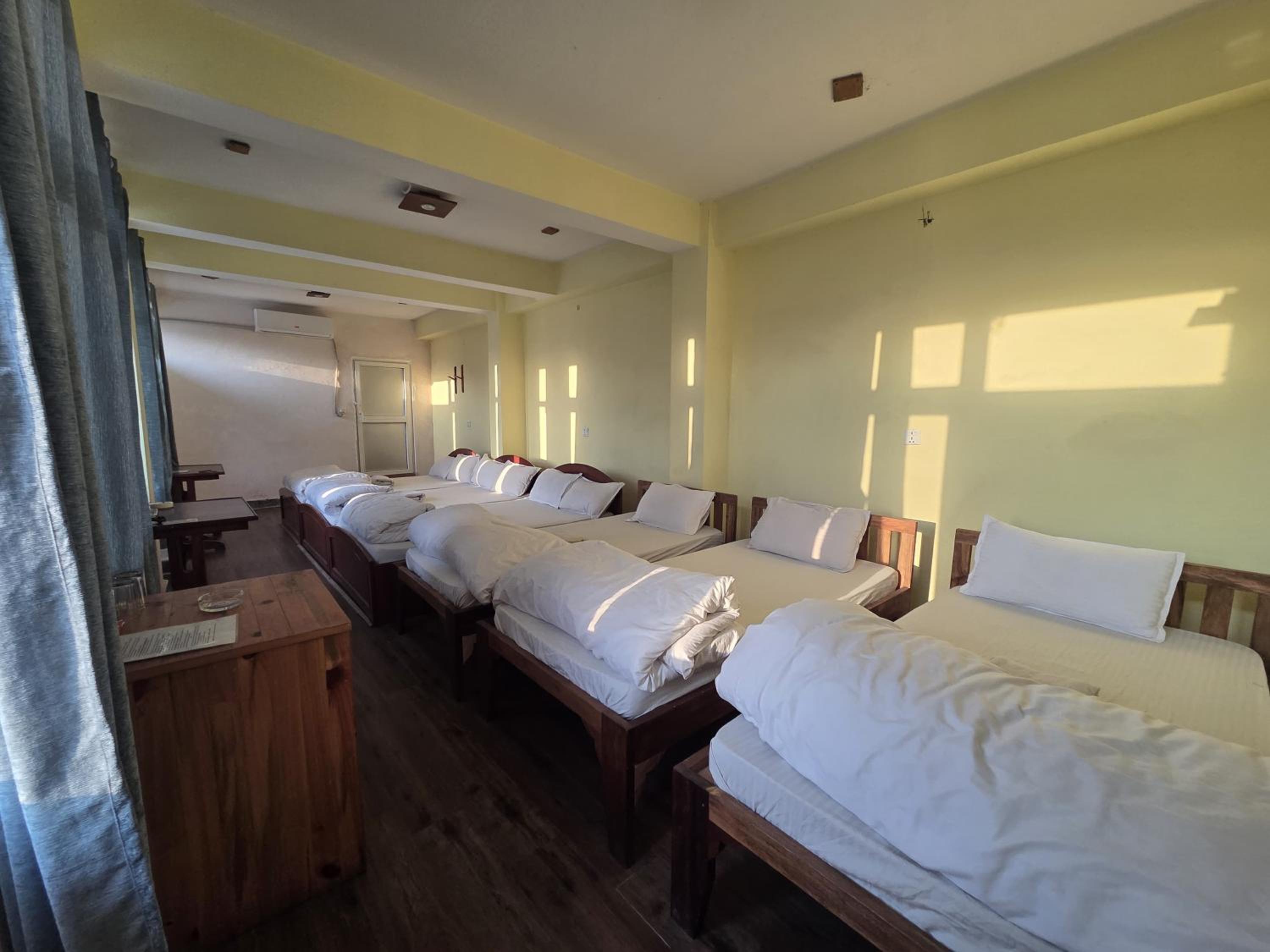6-Bed Mixed Dormitory Room photo 2