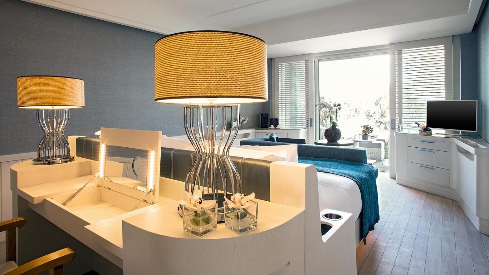 Deluxe Marine King Room with Sea view, Balcony thumbnail 5